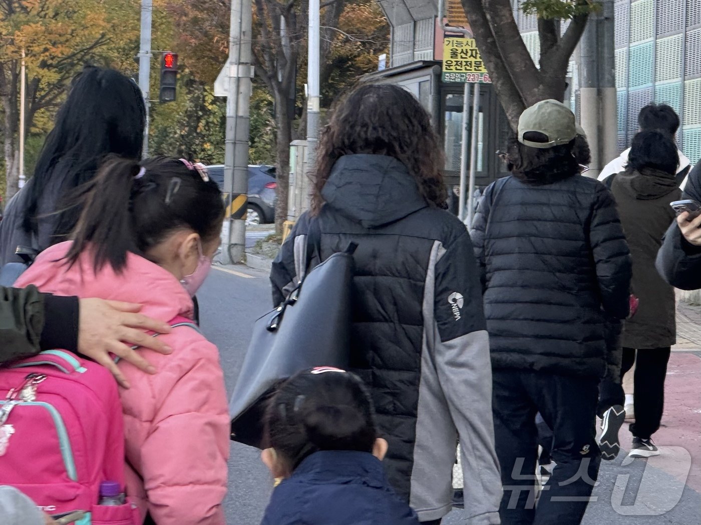 18일 오전 울산 북구 신천동 버스정류장에서 시민들이 두꺼운 옷차림으로 일과를 시작하고 있다.2024.11.18/뉴스1 김세은 기자