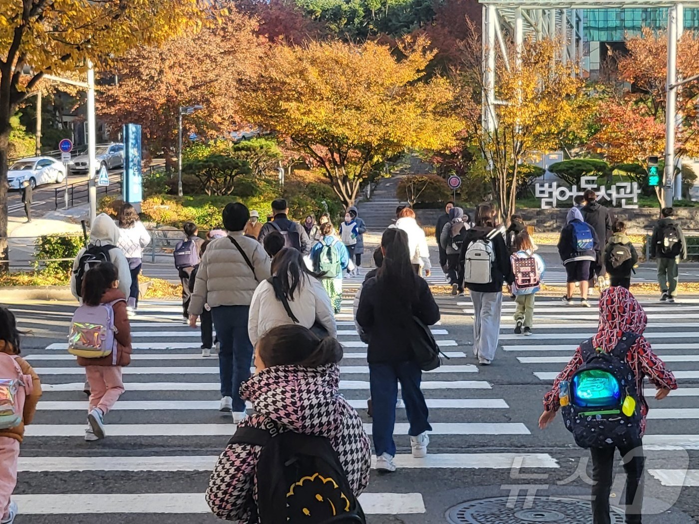 18일 오전 대구 수성구 범어동 한 도로에서 학생들과 직장인들은 등교와 출근으로 분주한 모습이다. 2024.11.18/뉴스1ⓒ News1 이성덕 기자