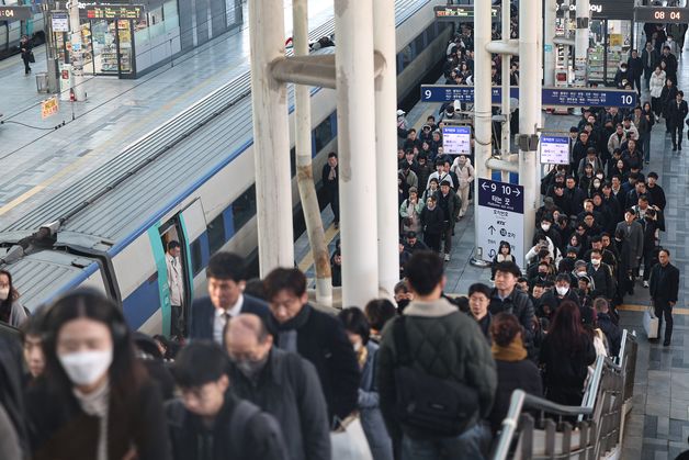 철도 태업 첫날…퇴근길에도 일부 노선 10분 내외 지연