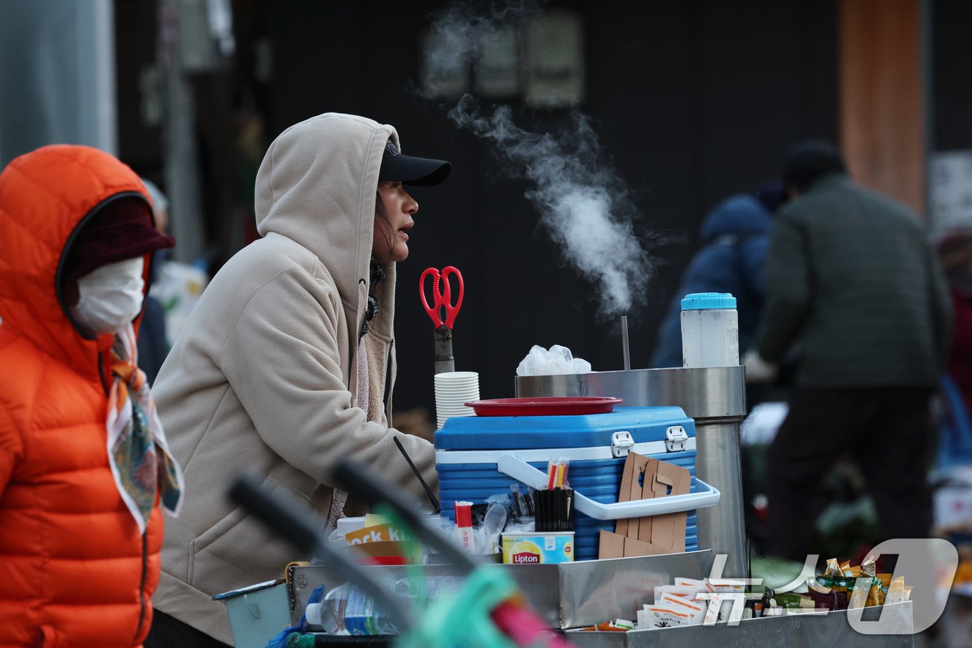 18일 아침기온이 큰 폭으로 떨어지면서 올들어 가장 추운 날씨를 보인 광주 남광주시장에 따뜻한 커피 파는 한 상인이  지나가는 시민들의 발걸음을 붙잡고 있다. 2024.11.18/뉴스1 ⓒ News1 김태성 기자