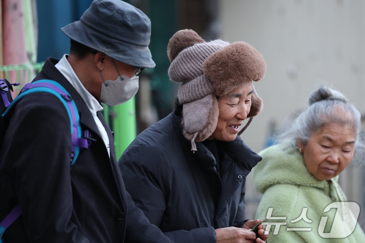 18일 아침기온이 큰 폭으로 떨어지면서 올들어 가장 추운 날씨를 보인 광주 남광주시장에는 시민들이 두꺼운 외투와 모자를 쓰며 장을 보고있다. 그래도 웃으면서 상인들과 살겨운 농담을 주고받는다. 2024.11.18/뉴스1 ⓒ News1 김태성 기자