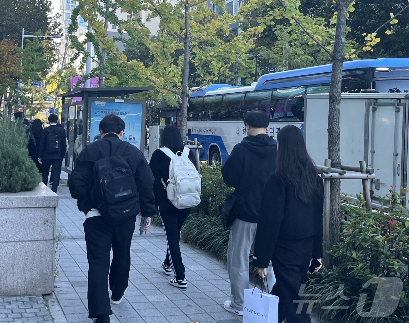 본문 이미지 - 한파주의보가 발효된 18일 오전 부산 부산진구에는 코트, 패딩을 입거나 외투를 걸치지 않는 사람도 볼 수 있다.2024.11.18/ⓒ News1 장광일 기자