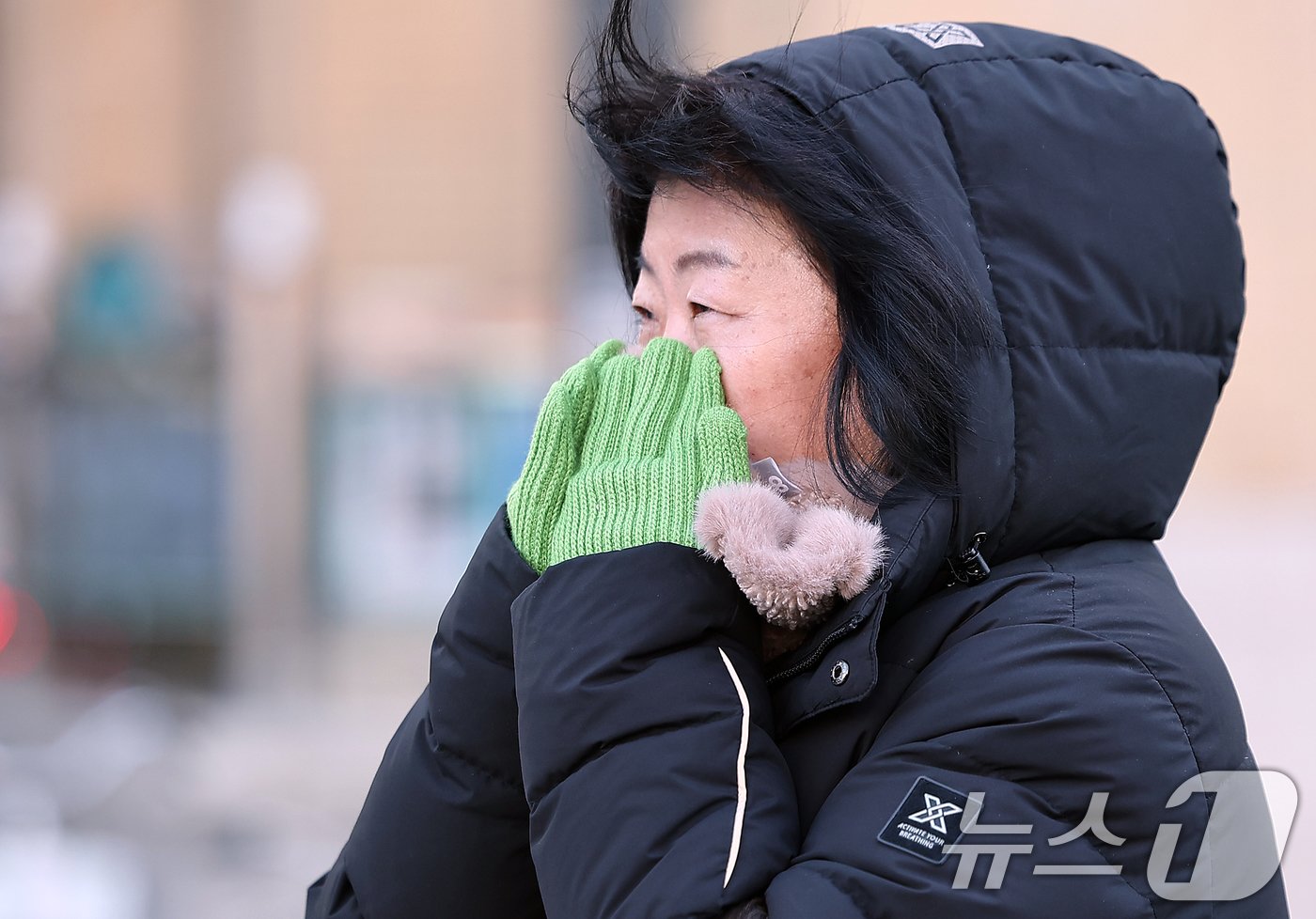 본문 이미지 - 서울 지역 아침 최저 기온이 올가을 들어 처음으로 영하권까지 떨어지며 추운 날씨를 보인 18일 오전 서울 세종대로 광화문사거리에서 두터온 옷차림을 한 시민이 신호를 기다리고 있다. 2024.11.18/뉴스1 ⓒ News1 김진환 기자