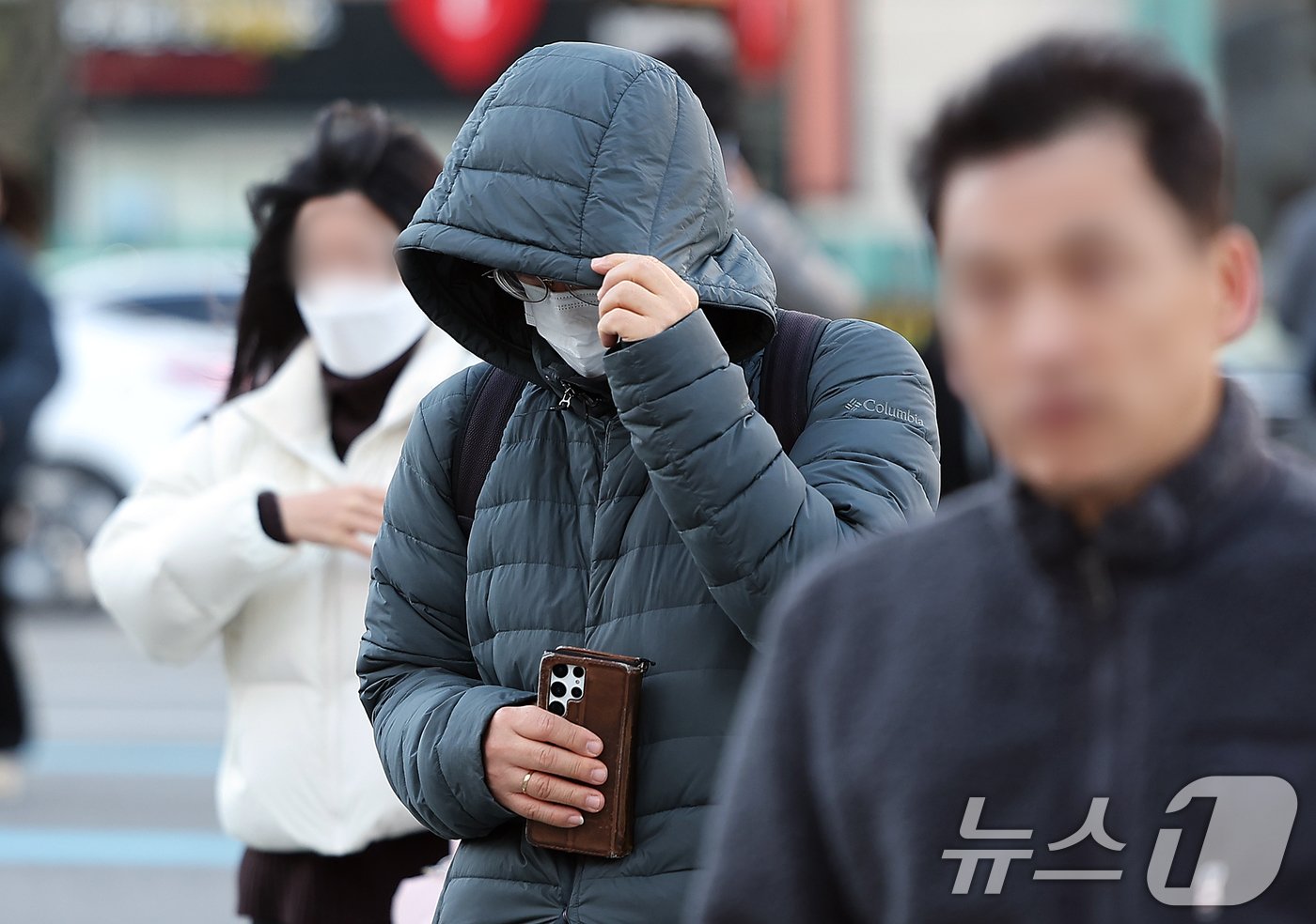 본문 이미지 - 서울 지역 아침 최저 기온이 올가을 들어 처음으로 영하권까지 떨어지며 추운 날씨를 보인 18일 오전 서울 세종대로 광화문사거리에서 두터운 옷차림을 한 시민이 발걸음을 옮기고 있다. 2024.11.18/뉴스1 ⓒ News1 김진환 기자