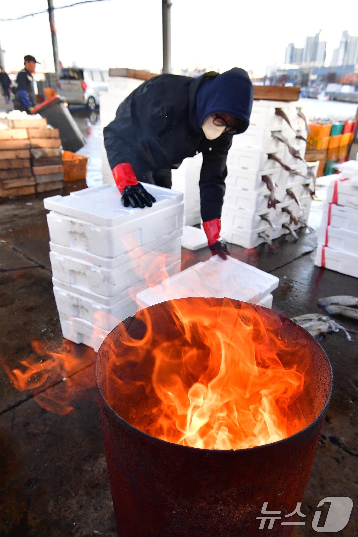 경북 포항시 아침 최저 기온이 4도&#40;체감기온 1도&#41;까지 떨어진 18일 죽도어시장에서 상인들이 모닥불을 피워놓고 있다. 2024.11.18/뉴스1 ⓒ News1 최창호 기자