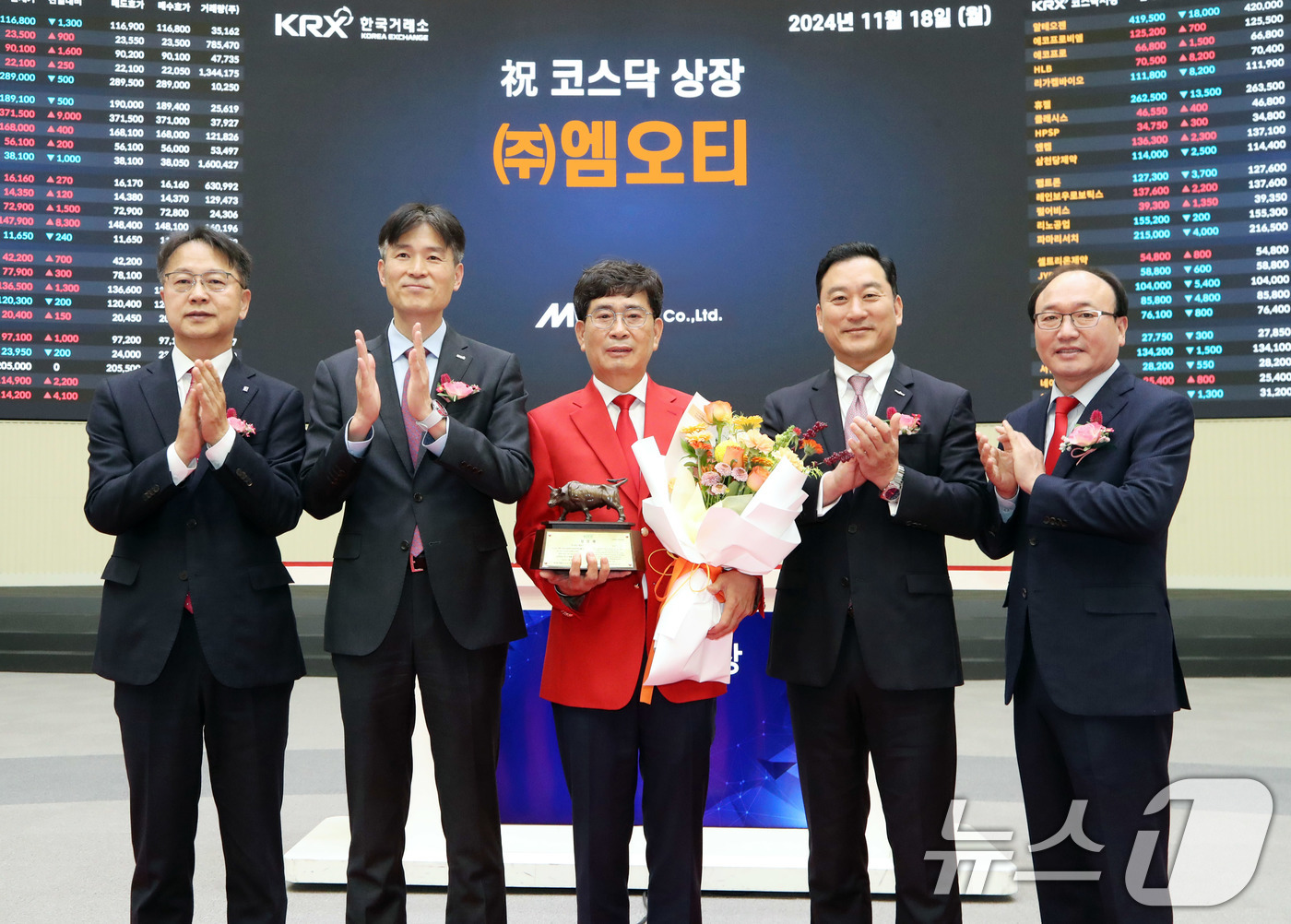 (서울=뉴스1) = 18일 오전 서울 영등포구 한국거래소에서 열린 엠오티 코스닥시장 상장기념식에서 상장기념패 전달 후 김대영 한국IR협의회 부회장(왼쪽부터), 민경욱 한국거래소 코 …