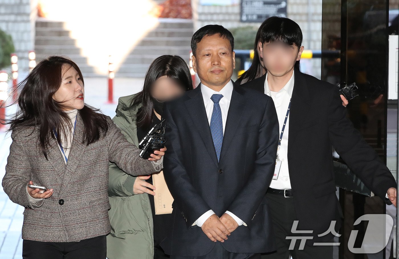 본문 이미지 - 티몬·위메프&#40;티메프&#41;의 판매 대금 미정산 사태의 핵심 피의자인 구영배 큐텐그룹 대표가 18일 오전 서울 서초구 서울중앙지방법원에서 열리는 특정경제범죄 가중처벌 등에 관한 법률 위반&#40;사기·횡령·배임&#41; 혐의 관련 구속 전 피의자 심문&#40;영장실질심사&#41;에 출석하고 있다. 2024.11.18/뉴스1 ⓒ News1 박세연 기자