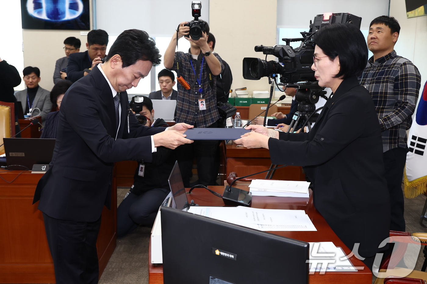 (서울=뉴스1) 김민지 기자 = 박장범 한국방송공사(KBS) 사장 후보자가 18일 오전 서울 여의도 국회 과학기술정보방송통신위원회에서 열린 인사청문회에서 최민희 위원장에게 선서문을 …