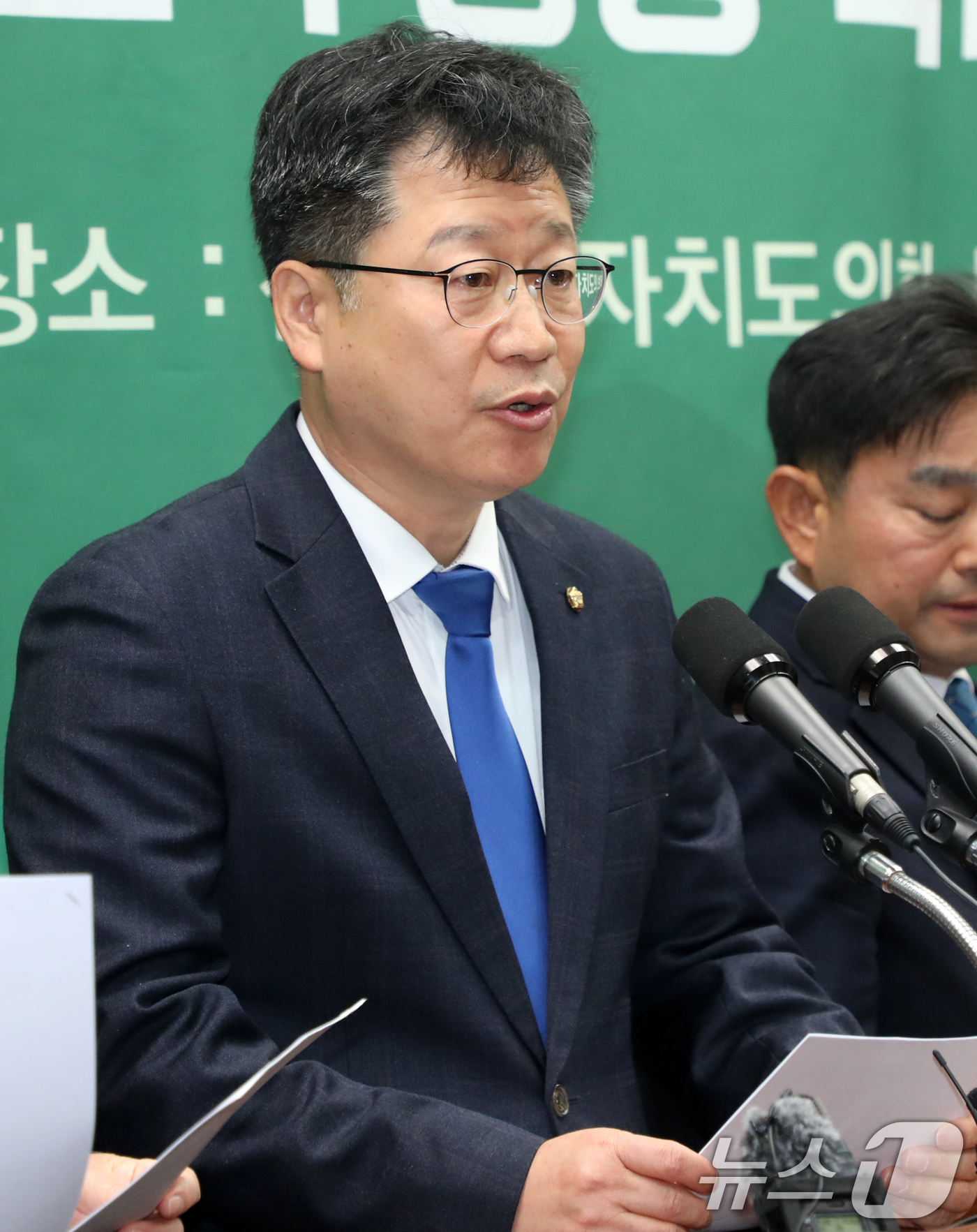 (전주=뉴스1) 유경석 기자 = 안호영 더불어민주당 국회의원이 18일 전북자치도 전주시 전북특별자치도의회에서 재생에너지 송전선로 패러다임 전환과 주민 수용성 확대 촉구 기자회견을 …