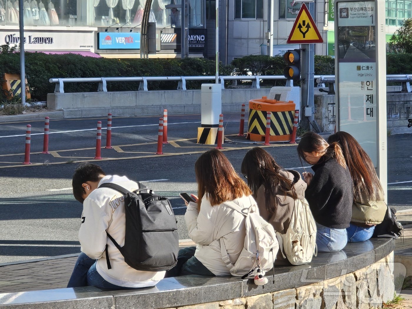 본문 이미지 - 18일 오전 경남 김해시 어방동 부산김해경전철 인제대역 앞 인제대 셔틀버스 승강장에서 학생들이 버스를 기다리고 있다. 2024.11.18 ⓒ 뉴스1 박민석 기자