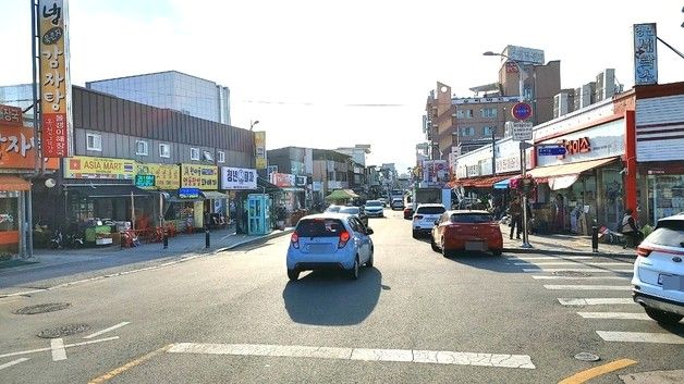 '인도 점령한 노점상·차량'…보은군 삼산로 보행권 확보 언제쯤?