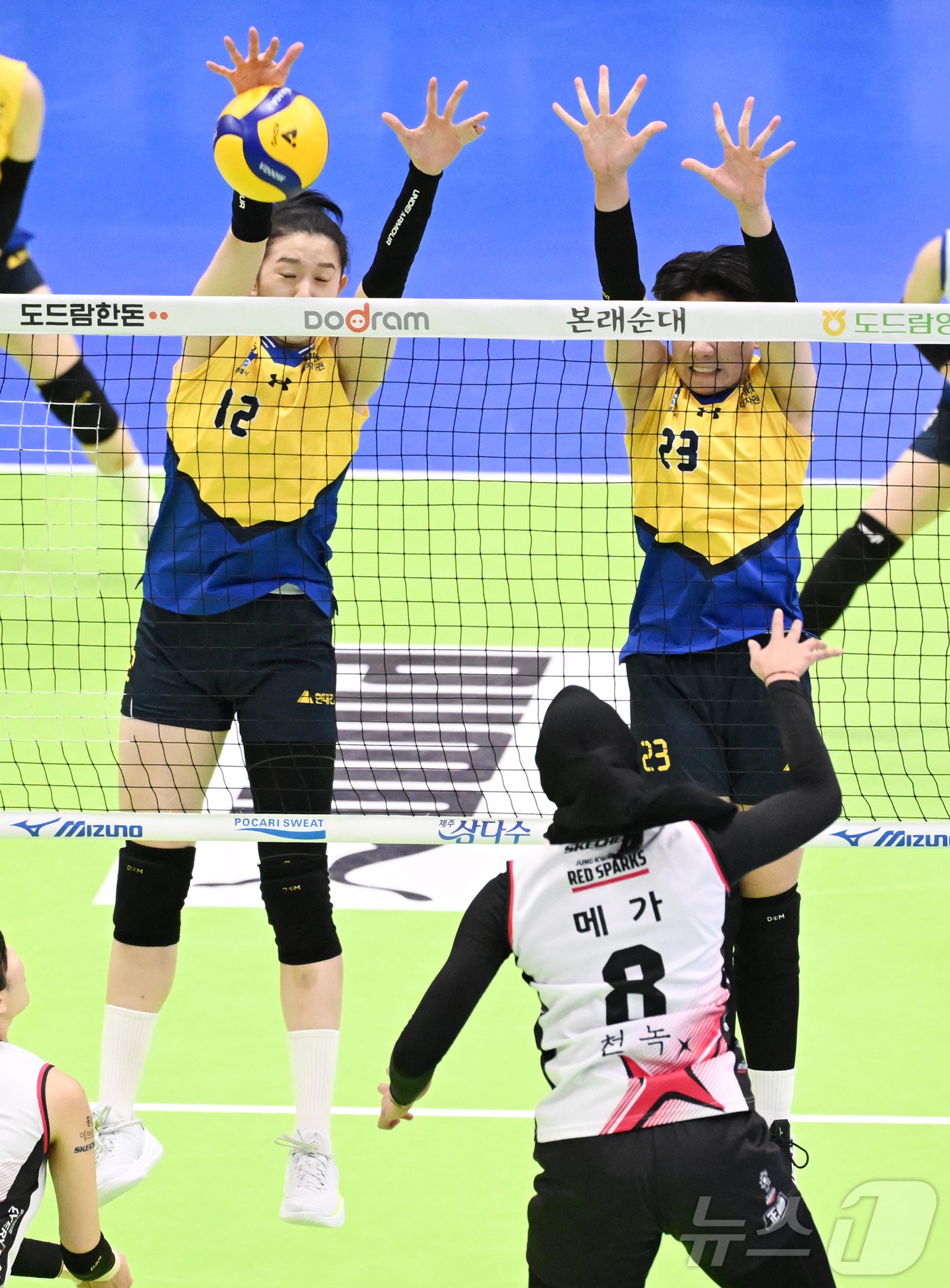 본문 이미지 - 현대건설의 이다현(왼쪽). (KOVO 제공)