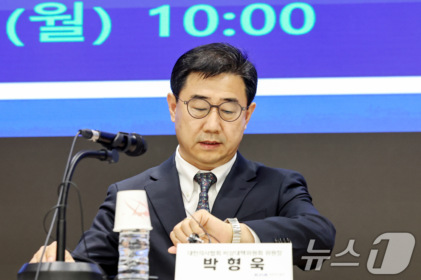 (서울=뉴스1) 민경석 기자 = 박형욱 대한의사협회(의협) 비상대책위원장이 18일 오전 서울 용산구 의협회관에서 비대위의 향후 활동방향 관련 기자회견을 하던 중 시간을 확인하고 있 …