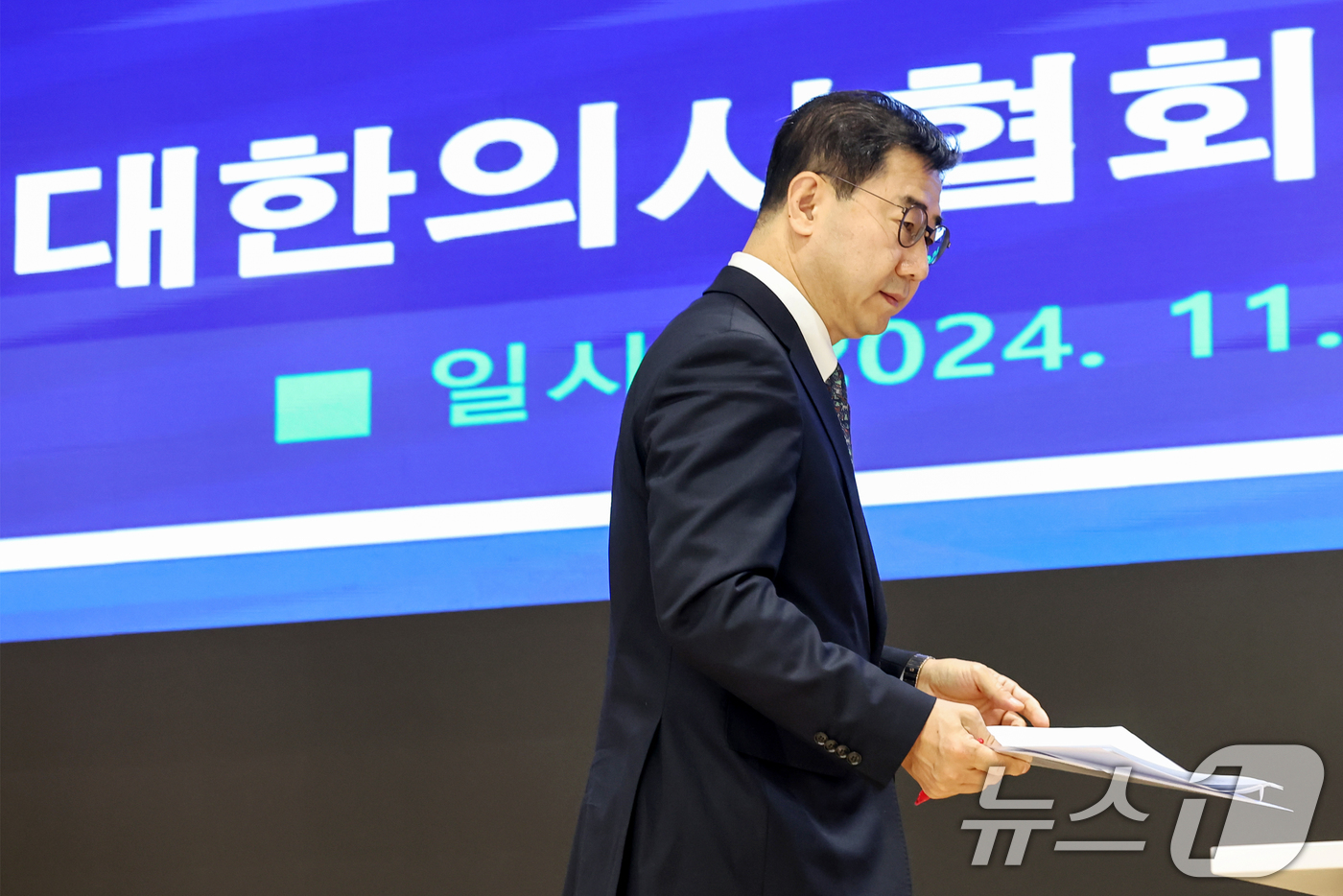 (서울=뉴스1) 민경석 기자 = 박형욱 대한의사협회(의협) 비상대책위원장이 18일 오전 서울 용산구 의협회관에서 열린 비대위의 향후 활동방향 관련 기자회견에 참석하고 있다. 202 …