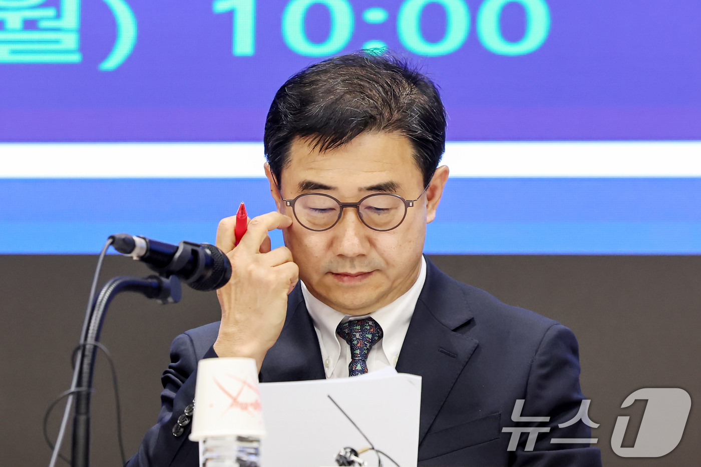 (서울=뉴스1) 민경석 기자 = 박형욱 대한의사협회(의협) 비상대책위원장이 18일 오전 서울 용산구 의협회관에서 비대위의 향후 활동방향 관련 기자회견을 하며 자료를 살피고 있다. …