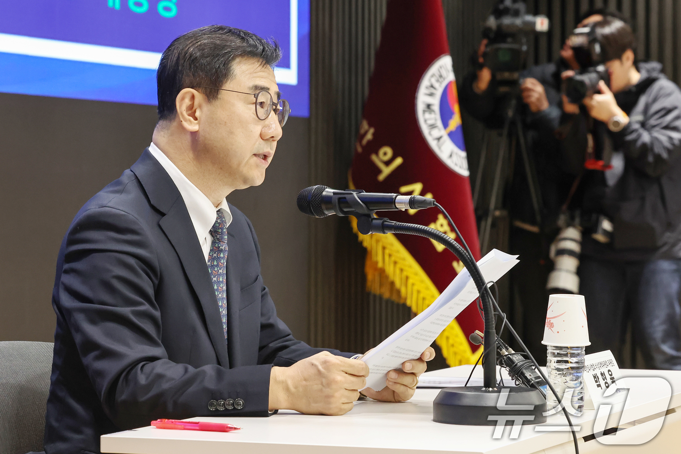 (서울=뉴스1) 민경석 기자 = 박형욱 대한의사협회(의협) 비상대책위원장이 18일 오전 서울 용산구 의협회관에서 비대위의 향후 활동방향 관련 기자회견을 하고 있다. 2024.11. …