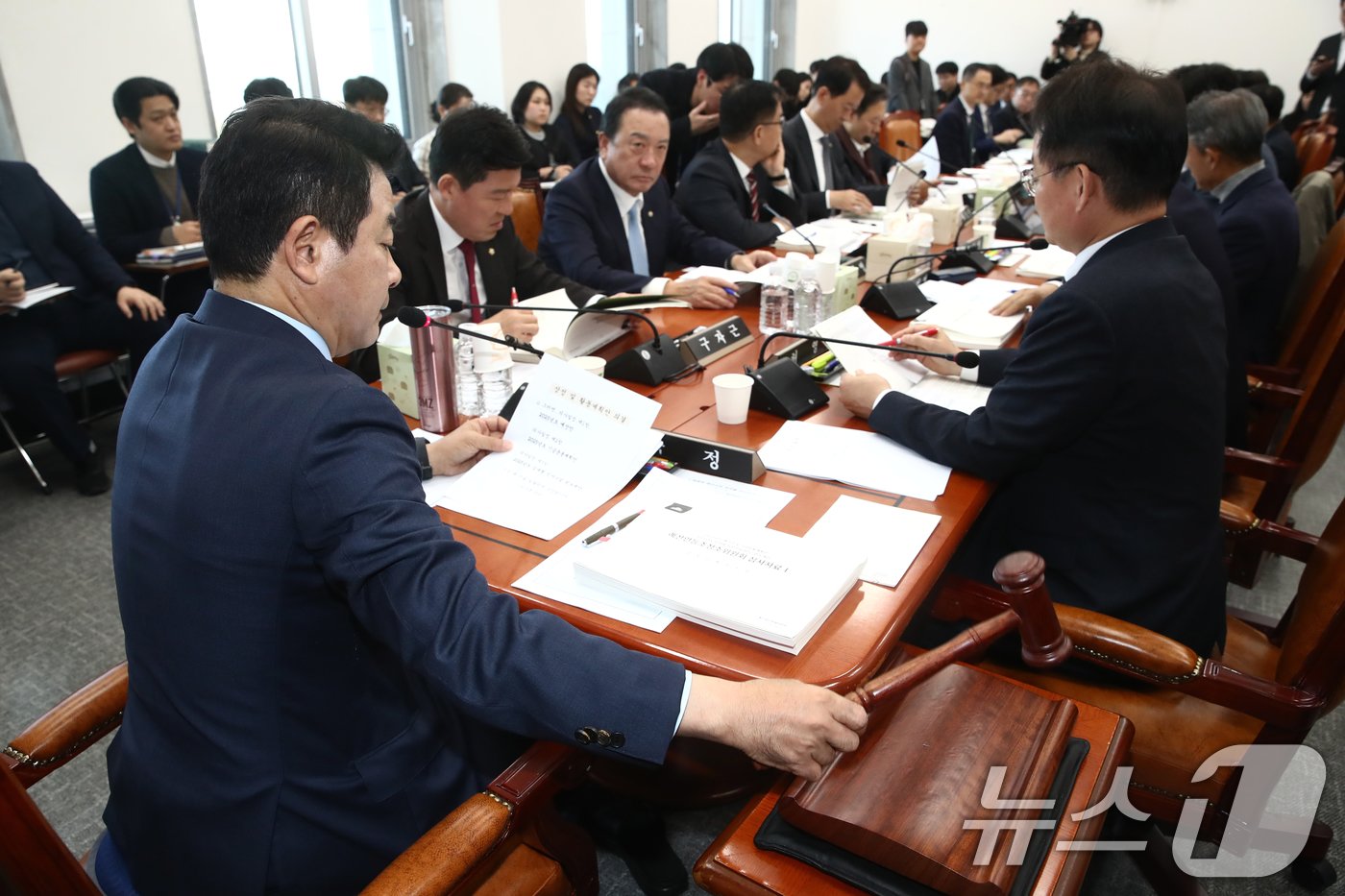 본문 이미지 - 박정 국회 예산결산특별위원장이 18일 오전 서울 여의도 국회에서 열린 예산결산특별위원회의 예산안조정소위원회에서 의사봉을 두드리고 있다. 이날부터 예결특위는 예산안조정소위원회에서 677조원 규모의 내년도 예산안에 대한 세부 심의를 시작한다.2024.11.18/뉴스1 ⓒ News1 이광호 기자