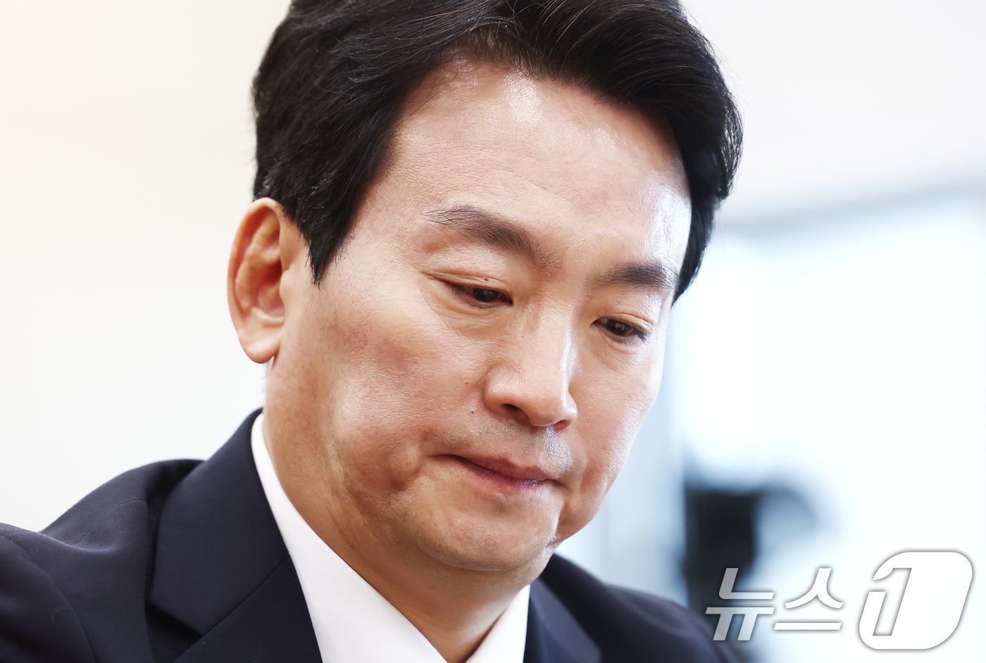 본문 이미지 - 박장범 한국방송공사(KBS) 사장 후보자가 18일 오전 서울 여의도 국회 과학기술정보방송통신위원회에서 열린 인사청문회에서 굳은 표정으로 의원 질의를 듣고 있다. 2024.11.18/뉴스1 ⓒ News1 김민지 기자