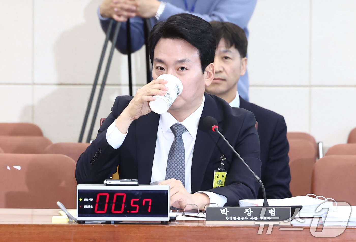 본문 이미지 - 박장범 한국방송공사(KBS) 사장 후보자가 18일 오전 서울 여의도 국회 과학기술정보방송통신위원회에서 열린 인사청문회에서 의원 질의 답변 도중 물을 마시고 있다. 2024.11.18/뉴스1 ⓒ News1 김민지 기자