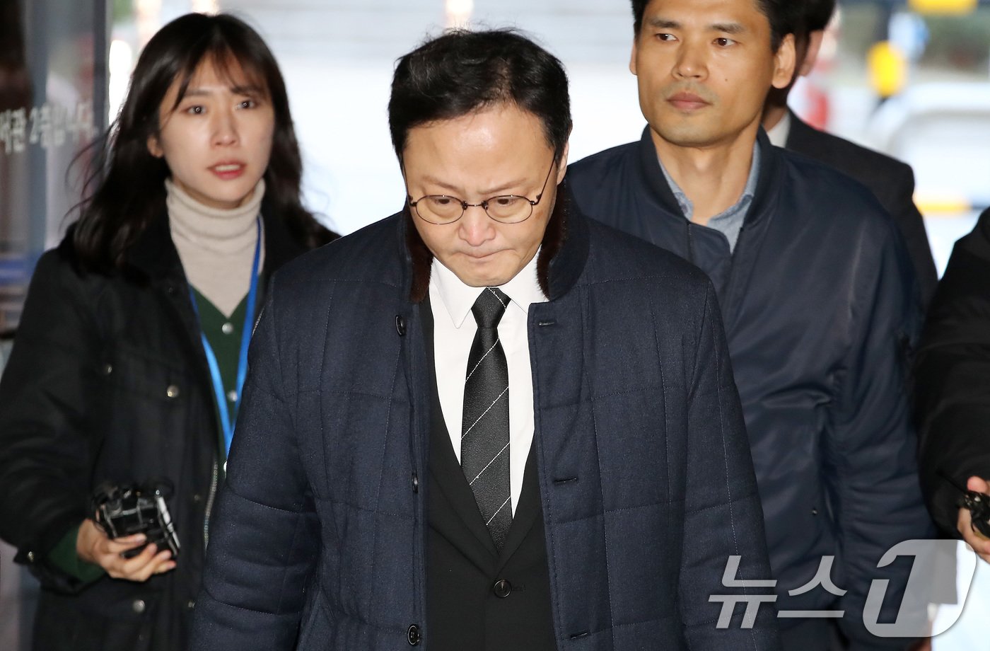 본문 이미지 - 티몬·위메프&#40;티메프&#41;의 판매 대금 미정산 사태의 핵심 피의자인 류광진 티몬 대표가 18일 오전 서울 서초구 서울중앙지방법원에서 열리는 특정경제범죄 가중처벌 등에 관한 법률 위반&#40;사기·횡령·배임&#41; 혐의 관련 구속 전 피의자 심문&#40;영장실질심사&#41;에 출석하고 있다. 2024.11.18/뉴스1 ⓒ News1 박세연 기자
