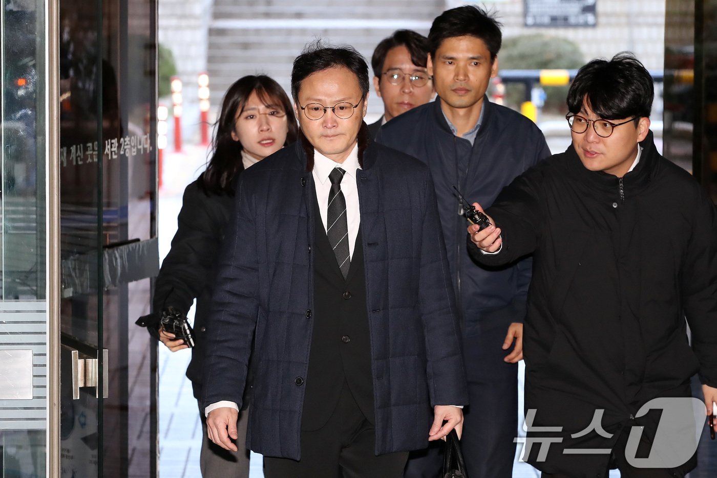 본문 이미지 - 티몬·위메프&#40;티메프&#41;의 판매 대금 미정산 사태의 핵심 피의자인 류광진 티몬 대표가 18일 오전 서울 서초구 서울중앙지방법원에서 열리는 특정경제범죄 가중처벌 등에 관한 법률 위반&#40;사기·횡령·배임&#41; 혐의 관련 구속 전 피의자 심문&#40;영장실질심사&#41;에 출석하고 있다. 2024.11.18/뉴스1 ⓒ News1 박세연 기자