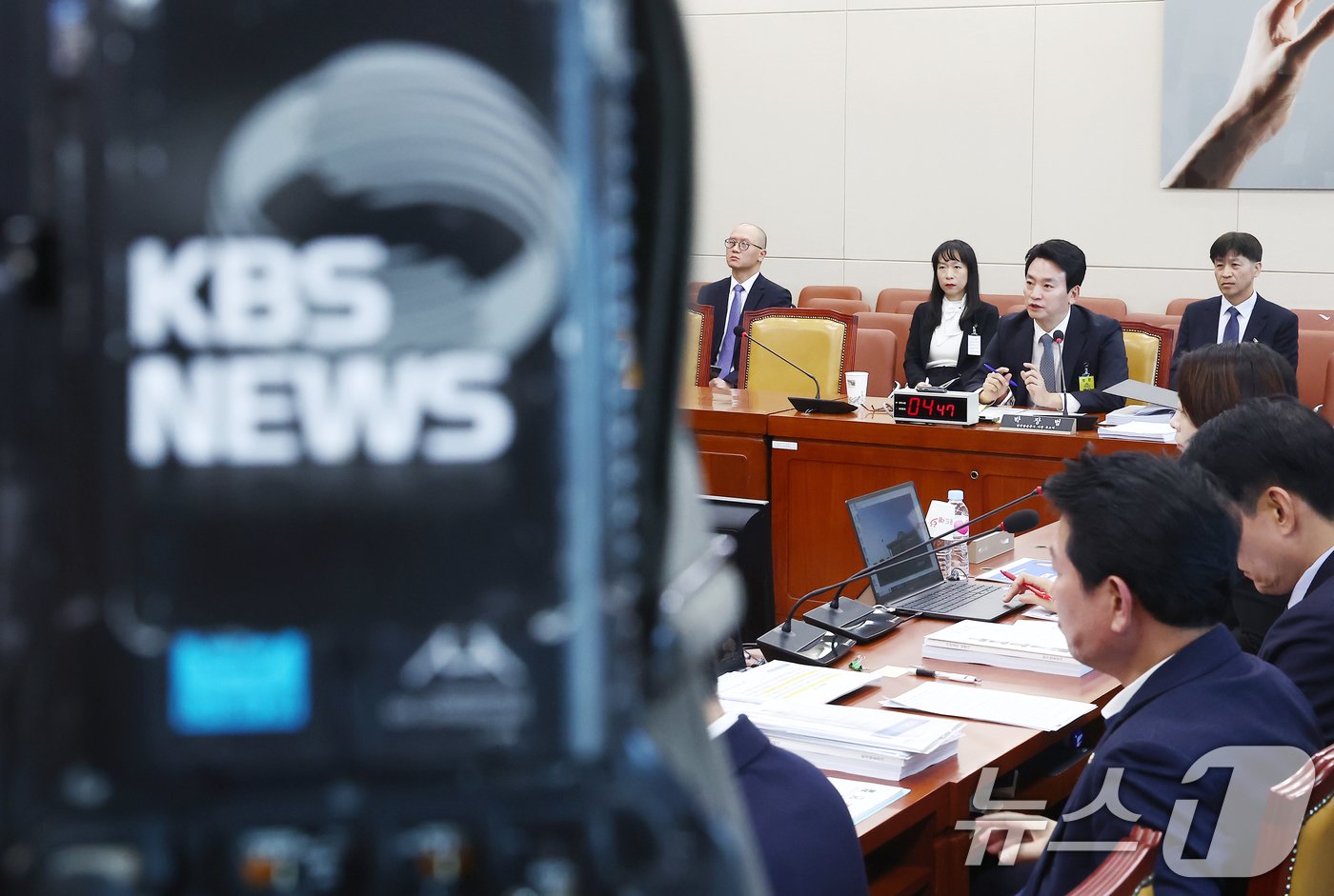 박장범 한국방송공사&#40;KBS&#41; 사장 후보자가 18일 오전 서울 여의도 국회 과학기술정보방송통신위원회에서 열린 인사청문회에서 의원 질의에 답변하고 있다. 2024.11.18/뉴스1 ⓒ News1 김민지 기자