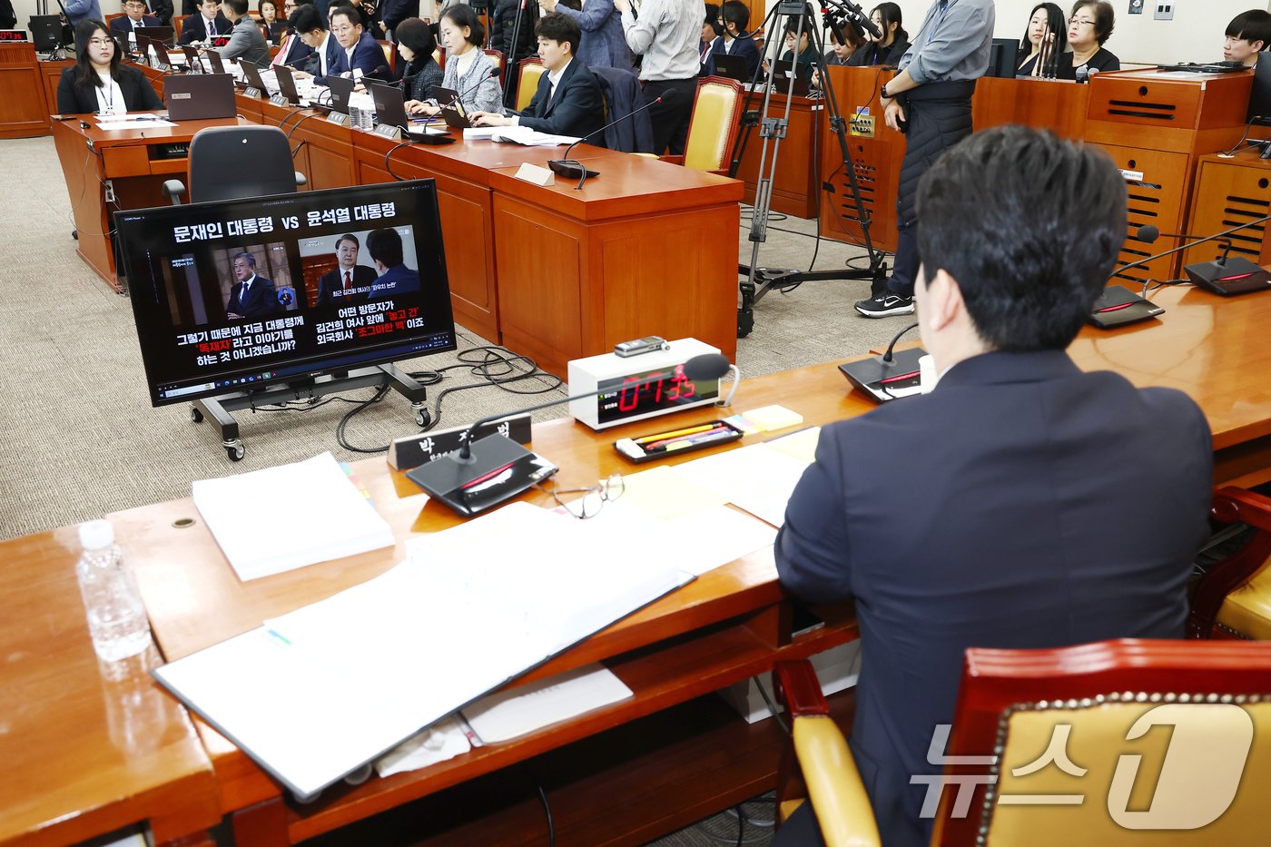 박장범 한국방송공사&#40;KBS&#41; 사장 후보자&#40;오른쪽&#41;가 18일 오전 서울 여의도 국회 과학기술정보방송통신위원회에서 열린 인사청문회에서 KBS의 문재인 대통령 취임 2주년 특집과 윤석열 대통령의 신년 대담 보도 영상을 보고 있다. 2024.11.18/뉴스1 ⓒ News1 김민지 기자