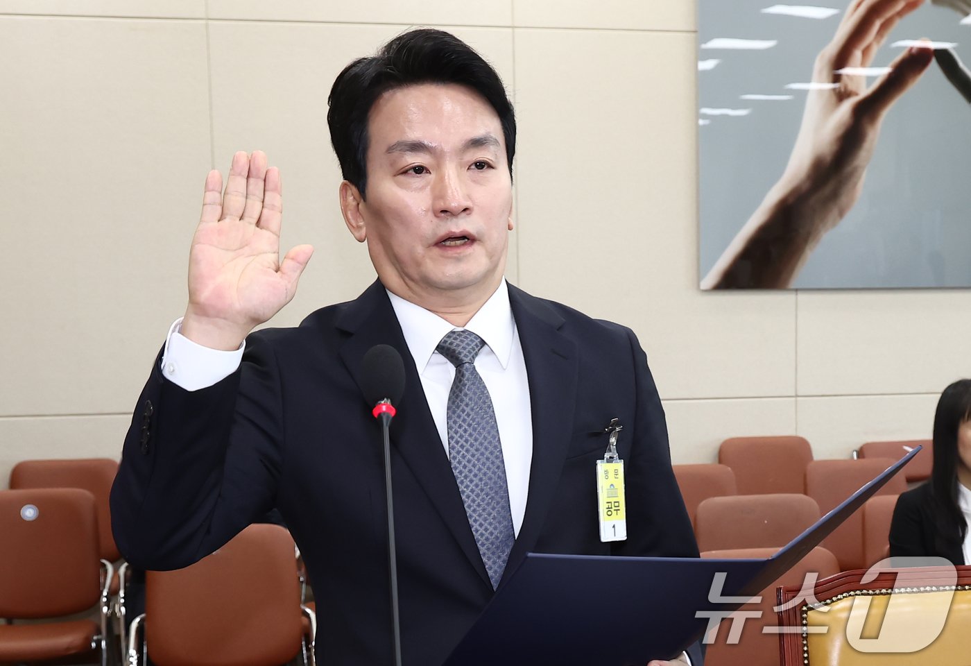본문 이미지 - 박장범 한국방송공사(KBS) 사장 후보자가 18일 오전 서울 여의도 국회 과학기술정보방송통신위원회에서 열린 인사청문회에서 선서하고 있다. 2024.11.18/뉴스1 ⓒ News1 김민지 기자