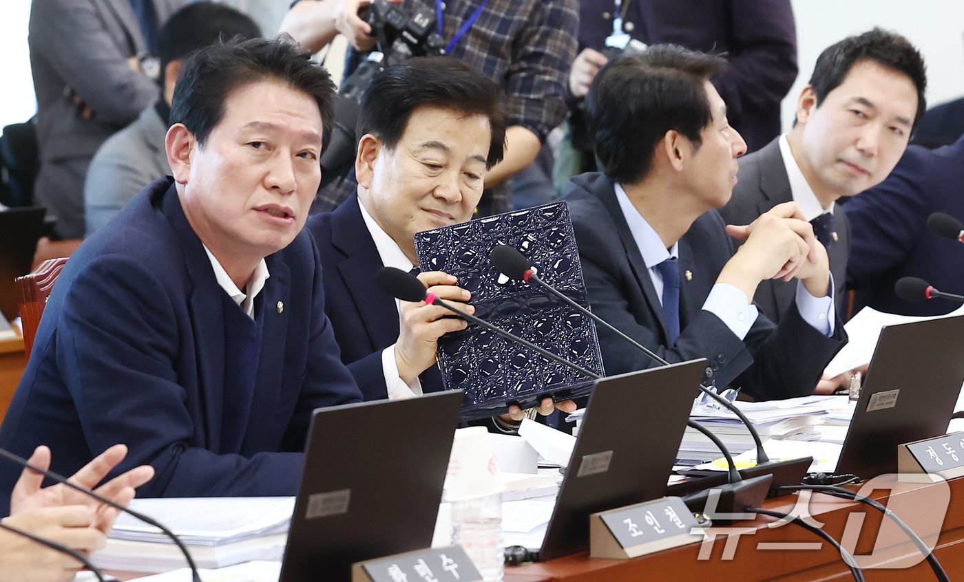 본문 이미지 - 18일 오전 서울 여의도 국회 과학기술정보방송통신위원회에서 열린 박장범 한국방송공사(KBS) 사장 후보자 인사청문회에서 정동영 더불어민주당 의원 등이 조인철 의원이 박 후보자가 윤석열 대통령과의 신년대담을 진행하면서 김건희 여사가 받은 명품백을 파우치로 표현한 것에 대한 질의를 하기 위해 준비한 명품백을 보고 있다. 2024.11.18/뉴스1 ⓒ News1 김민지 기자