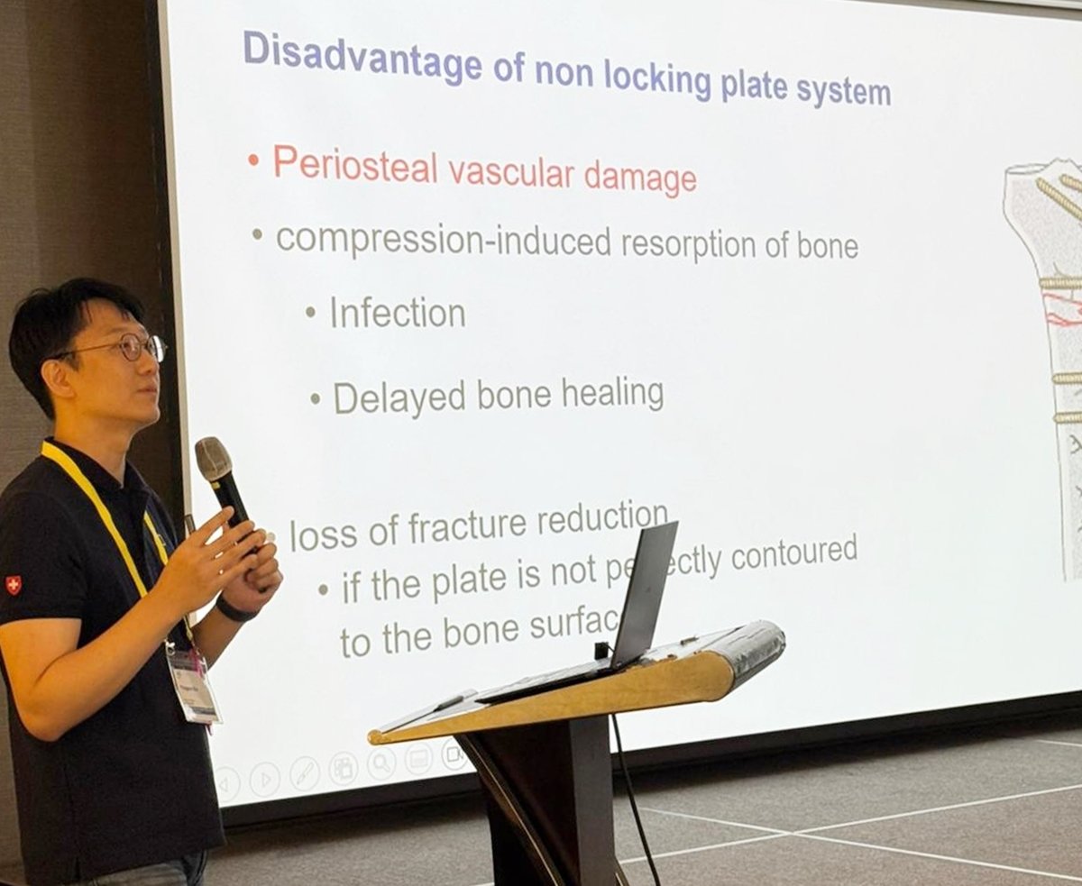 본문 이미지 - 김용선 본동물의료센터 원장이 AOVET 교육과정에 참가해 강의하고 있다. (동물병원 제공)ⓒ 뉴스1