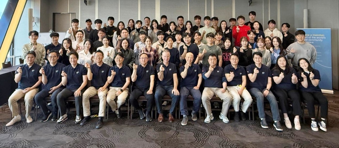 본문 이미지 - AOVET 기초 과정 교육에 참석한 강사 및 수의사들이 기념 사진을 찍고 있다. (동물병원 제공) ⓒ 뉴스1