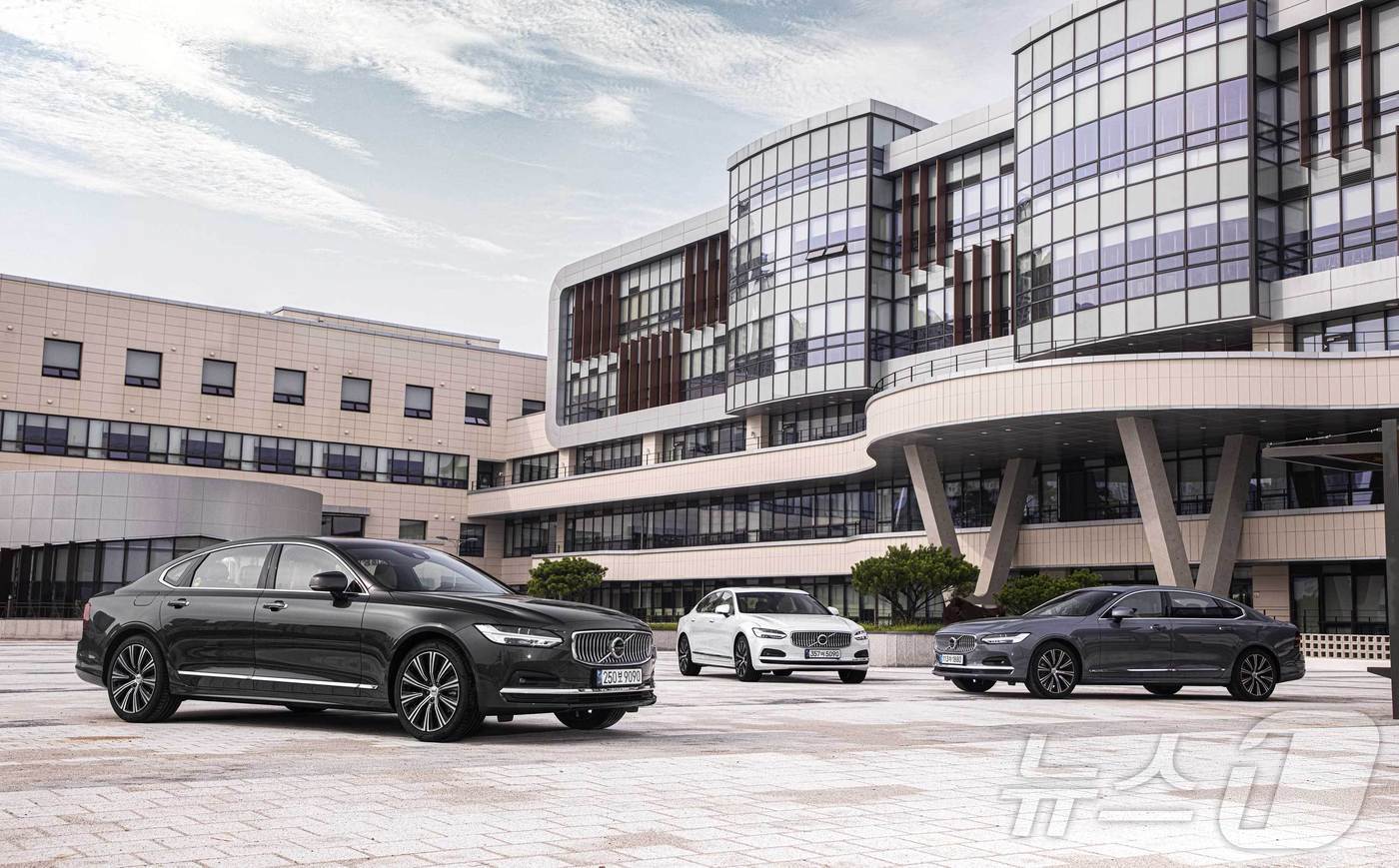 본문 이미지 - 볼보자동차의 플래그십 모델 '90 클러스터'. 왼쪽부터 세단인 'XC90'과 SUV인 'XC90', 크로스컨트리인 'V90 CC'(볼보자동차코리아 제공). 2024.11.18.