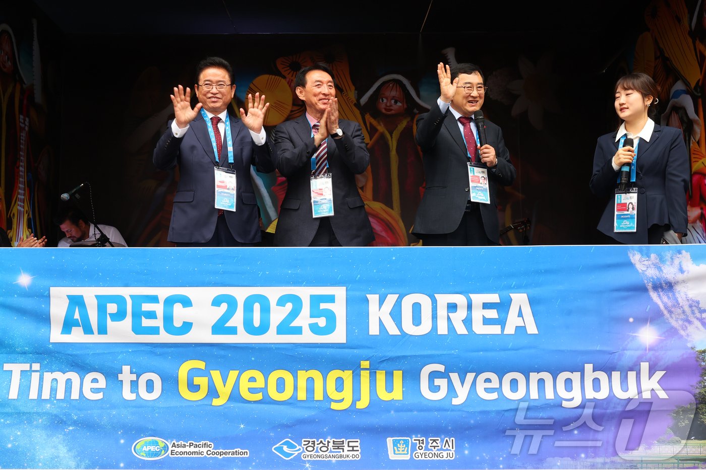 본문 이미지 - 주낙영 경주시장과 이철우 경북지사. 김석기 국민의힘 의원이 '2024 APEC 정상회의'가 열리고 있는 페루 리마에서 '2025 APEC 경주 정상회의' 홍보 활동을 펼쳤다. (경주시 제공) 2024.11.18/뉴스1 