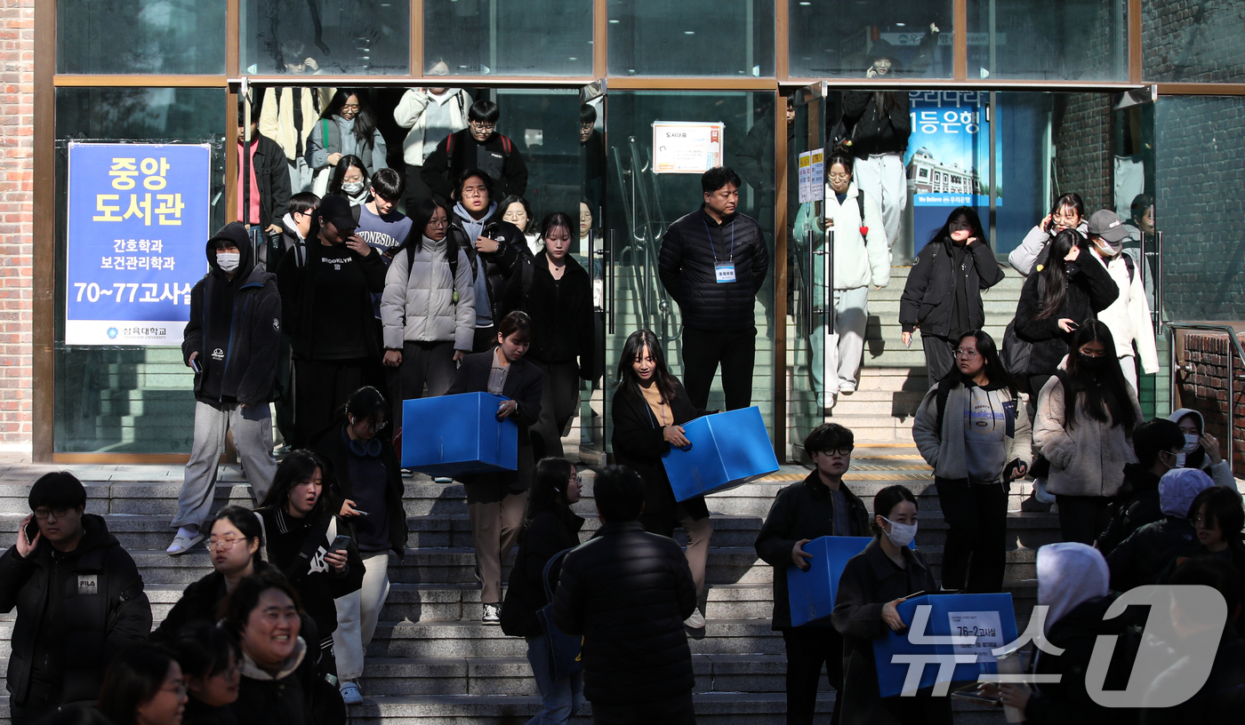 (서울=뉴스1) 이승배 기자 = 18일 오전 서울 노원구 삼육대학교에서 열린 2025학년도 수시모집 논술시험에 응시한 수험생들이 시험을 마친 뒤 고사장을 나서고 있다. 2024.1 …