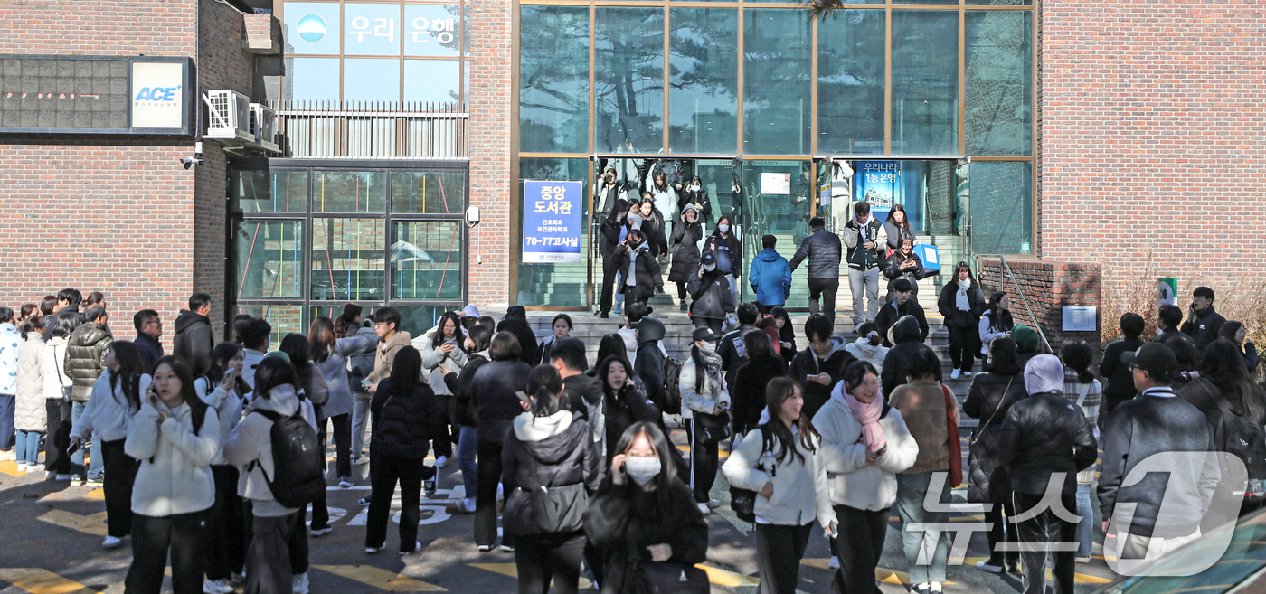 (서울=뉴스1) 이승배 기자 = 18일 오전 서울 노원구 삼육대학교에서 열린 2025학년도 수시모집 논술시험에 응시한 수험생들이 시험을 마친 뒤 고사장을 나서고 있다. 2024.1 …