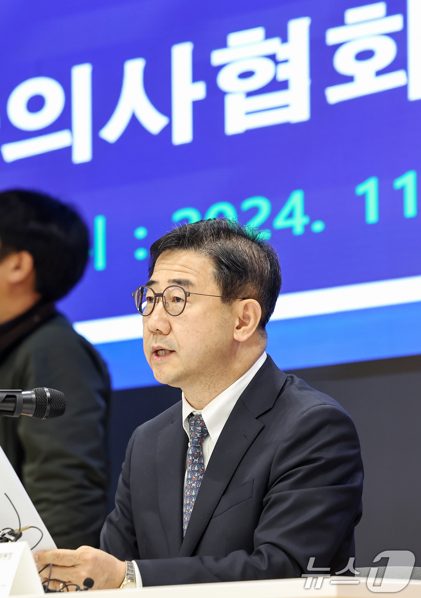 (서울=뉴스1) 민경석 기자 = 박형욱 대한의사협회(의협) 비상대책위원장이 18일 오전 서울 용산구 의협회관에서 비대위의 향후 활동방향 관련 기자회견을 하고 있다. 2024.11. …