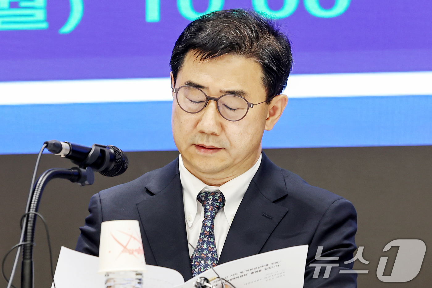 (서울=뉴스1) 민경석 기자 = 박형욱 대한의사협회(의협) 비상대책위원장이 18일 오전 서울 용산구 의협회관에서 열린 비대위의 향후 활동방향 관련 기자회견에서 자료를 살피고 있다. …