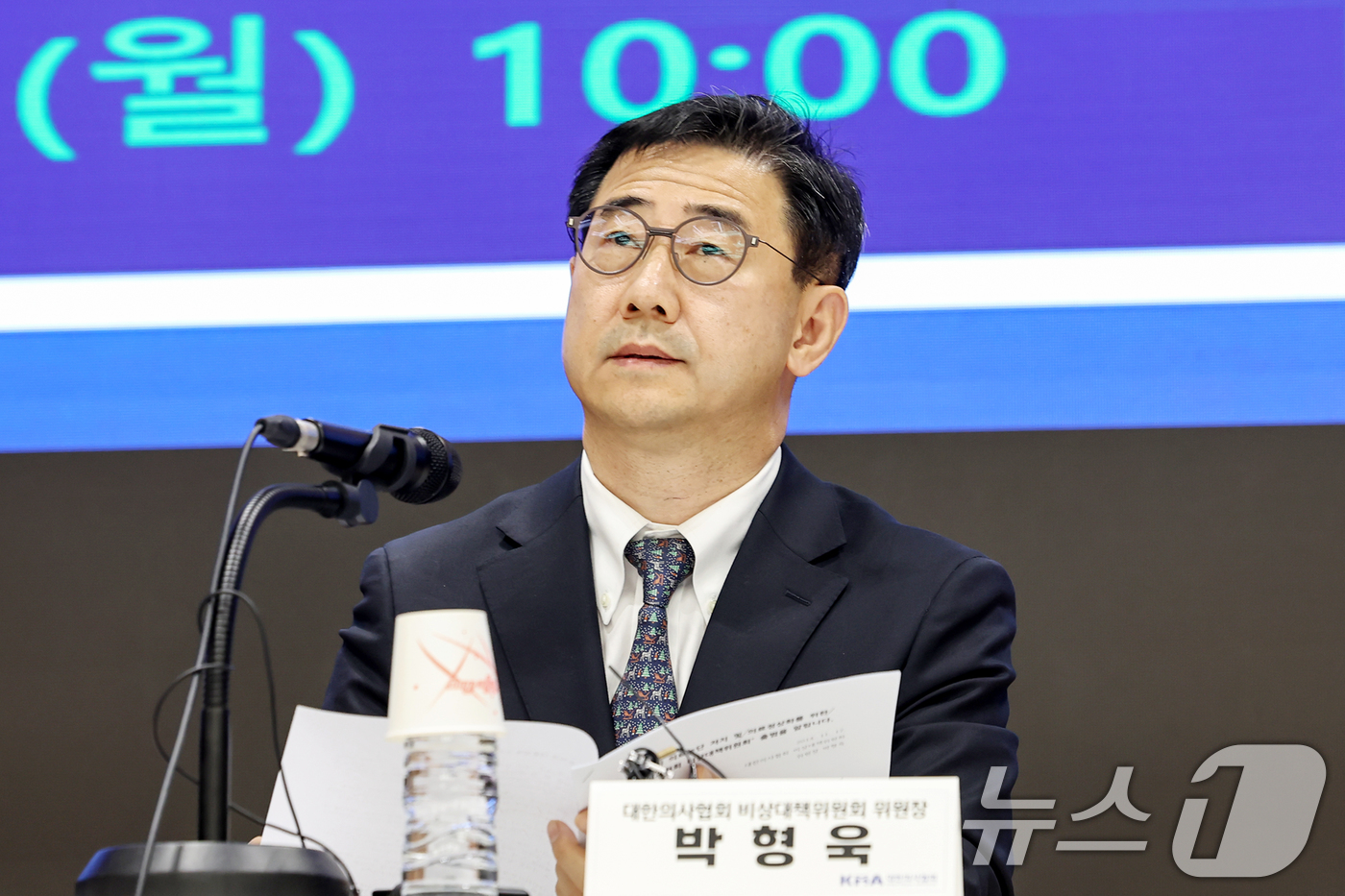 (서울=뉴스1) 민경석 기자 = 박형욱 대한의사협회(의협) 비상대책위원장이 18일 오전 서울 용산구 의협회관에서 비대위의 향후 활동방향 관련 기자회견을 하던 중 생각에 잠겨 있다. …