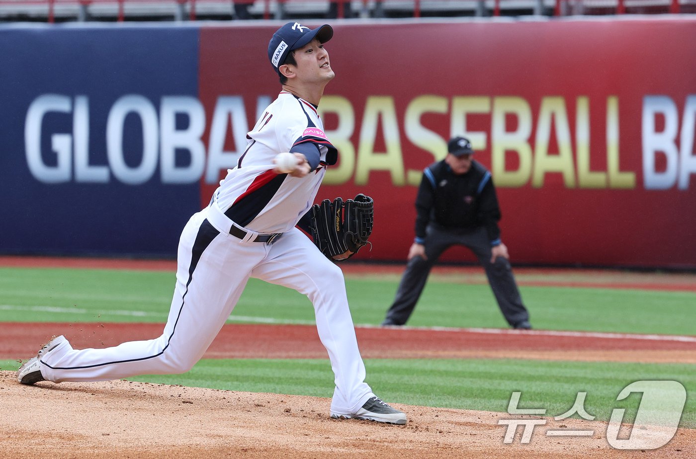 18일&#40;현지시간&#41; 오후 대만 타이베이시 톈무 야구장에서 열린 2024 WBSC 프리미어12 B조 예선 대한민국과 호주의 경기, 1회초 대한민국 선발 고영표가 역투하고 있다. 2024.11.18/뉴스1 ⓒ News1 장수영 기자