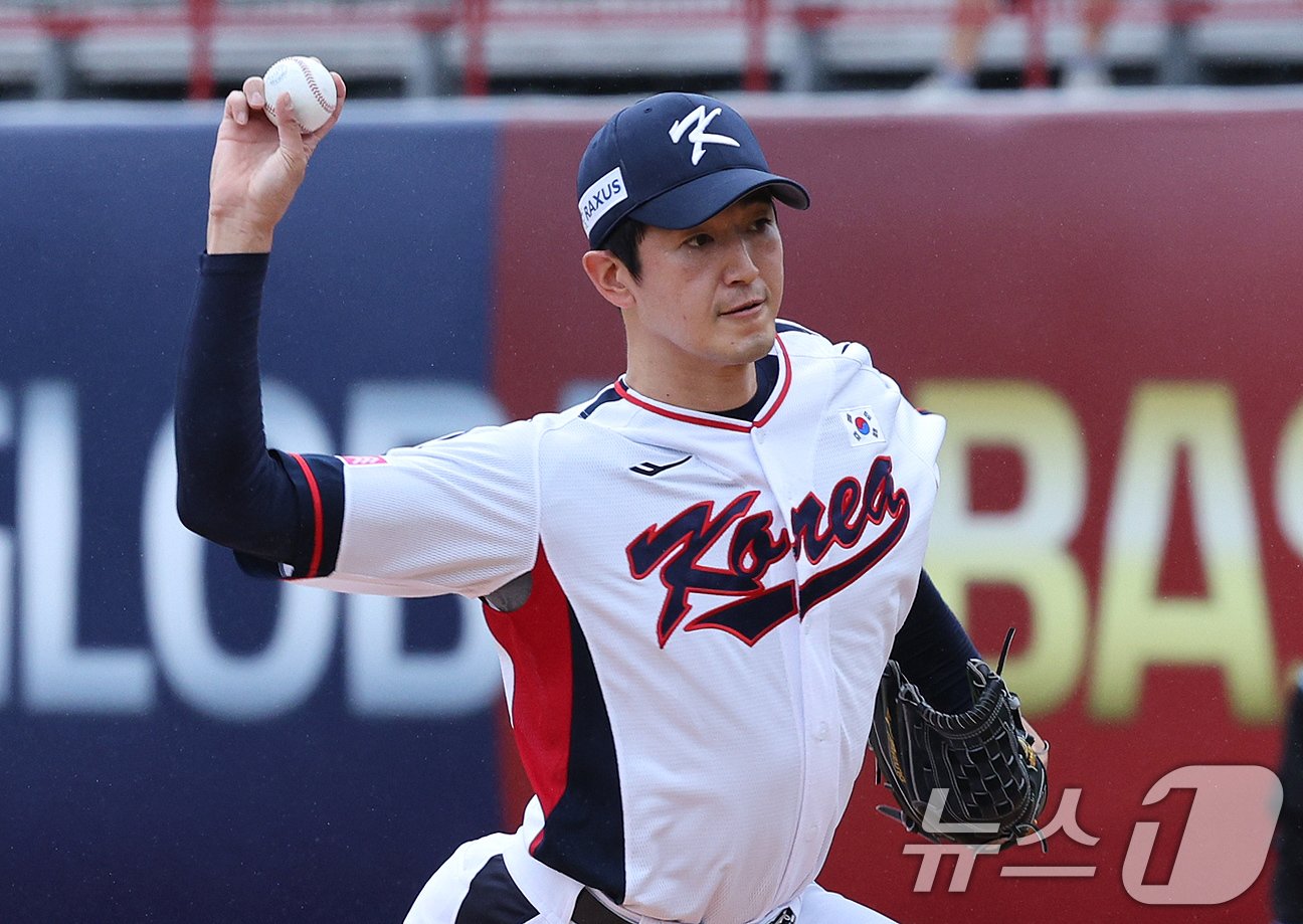 18일&#40;현지시간&#41; 오후 대만 타이베이시 톈무 야구장에서 열린 2024 WBSC 프리미어12 B조 예선 대한민국과 호주의 경기, 1회초 대한민국 선발 고영표가 역투하고 있다. 2024.11.18/뉴스1 ⓒ News1 장수영 기자