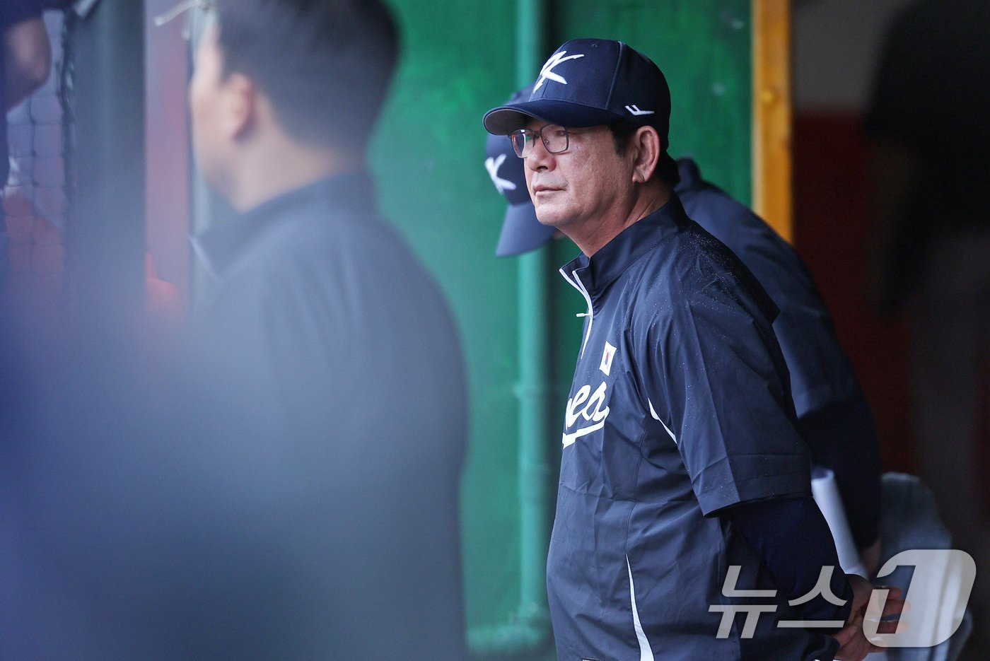 본문 이미지 - 18일(현지시간) 오후 대만 타이베이시 톈무 야구장에서 열린 2024 WBSC 프리미어12 B조 예선 대한민국과 호주의 경기, 1회말 대한민국 류중일 감독이 경기를 바라보고 있다. 2024.11.18/뉴스1 ⓒ News1 장수영 기자