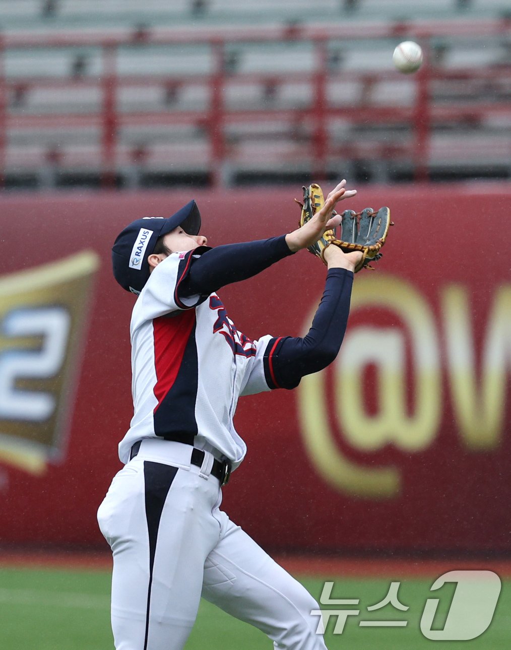 18일&#40;현지시간&#41; 오후 대만 타이베이시 톈무 야구장에서 열린 2024 WBSC 프리미어12 B조 예선 대한민국과 호주의 경기, 3회초 호주 공격 무사 상황에서 유격수 박성한이 호주 선두타자 리암 스펜서의 뜬공을 처리하고 있다. 2024.11.18/뉴스1 ⓒ News1 장수영 기자