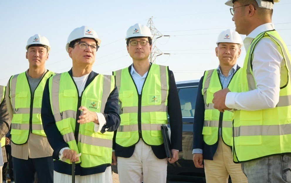 본문 이미지 - 이재현 CJ그룹 회장(왼쪽에서 두번째)이 지난 9월 4일 사우디아라비아 리야드를 찾아 CJ대한통운 글로벌권역센터(GDC) 건설 현장을 점검하고 있다. (CJ그룹 제공)