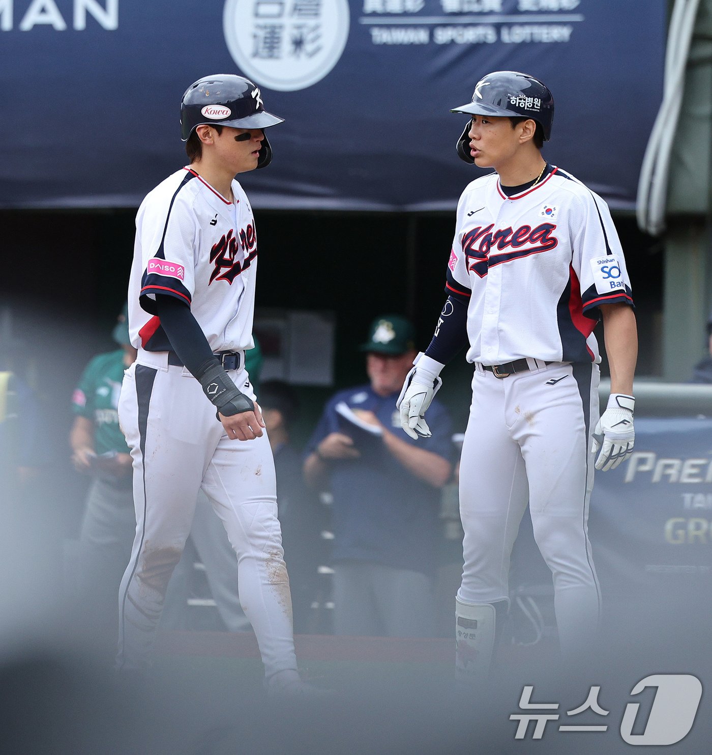 18일&#40;현지시간&#41; 오후 대만 타이베이시 톈무 야구장에서 열린 2024 WBSC 프리미어12 B조 예선 대한민국과 호주의 경기, 3회말 대한민국 공격 1사 2루 상황에서 2루자 김도영이 문보경의 내야안타 때 판단 실수로 홈에서 아웃된 뒤 송성문과 대화를 하고 있다. 2024.11.18/뉴스1 ⓒ News1 장수영 기자