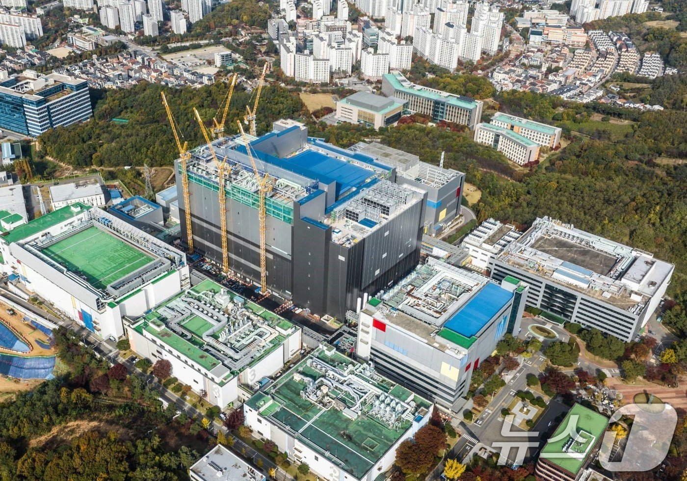 본문 이미지 -  SK하이닉스가 올해 HBM&#40;고대역폭메모리&#41;을 앞세워 영업이익에서 삼성전자&#40;반도체 부문&#41;를 추월,  반도체 생태계에 지각변동을 일으켰다.  삼성전자는 반도체 분야의 근원적 경쟁력 강화를 위해 지난 11월 경기 용인시 기흥캠퍼스에 차세대 반도체 연구개발&#40;R&D&#41;을 위한 설비 반입식을 가졌다. 2030년까지 총 20조 원을 투자해 미래 반도체 기술을 선점한다는 계획이다. /뉴스1