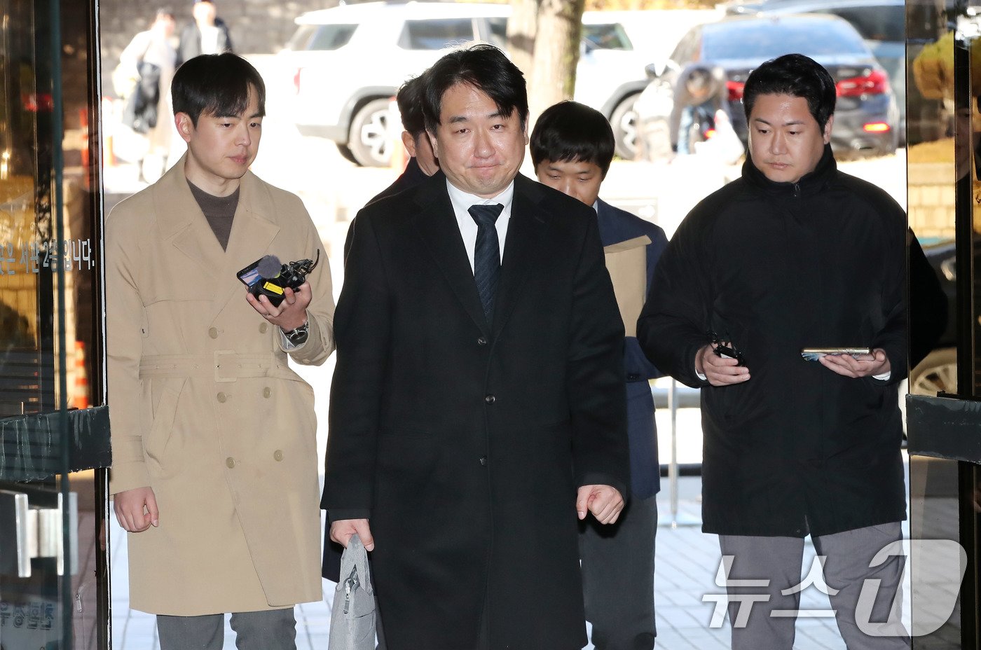 본문 이미지 - 티몬·위메프&#40;티메프&#41;의 판매 대금 미정산 사태의 핵심 피의자인 류화현 위메프 대표가 18일 오후 서울 서초구 서울중앙지방법원에서 열리는 특정경제범죄 가중처벌 등에 관한 법률 위반&#40;사기·횡령·배임&#41; 혐의 관련 구속 전 피의자 심문&#40;영장실질심사&#41;에 출석하고 있다. 2024.11.18/뉴스1 ⓒ News1 박세연 기자