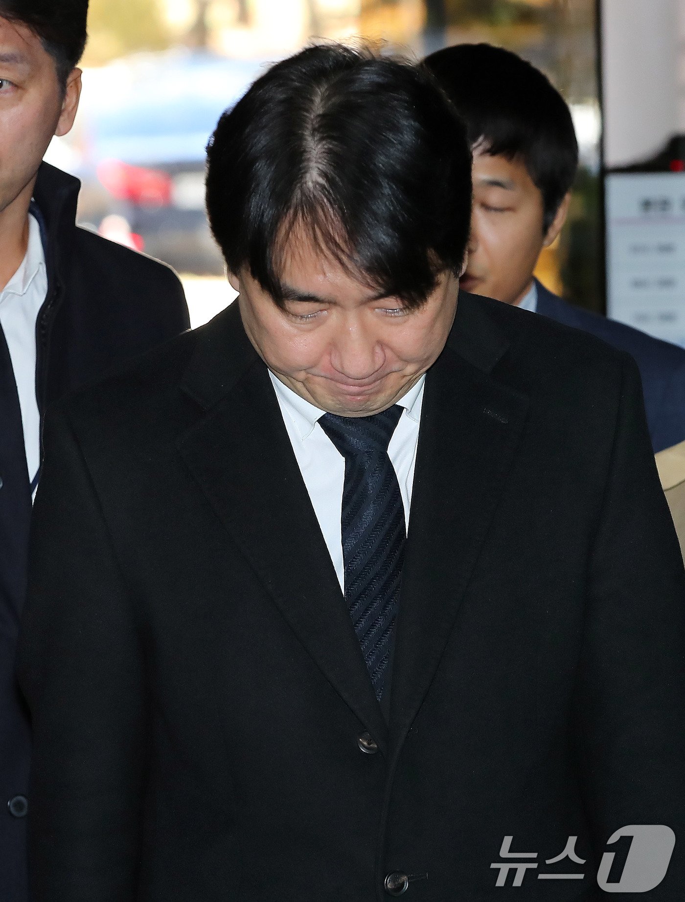 본문 이미지 - 티몬·위메프&#40;티메프&#41;의 판매 대금 미정산 사태의 핵심 피의자인 류화현 위메프 대표가 18일 오후 서울 서초구 서울중앙지방법원에서 열리는 특정경제범죄 가중처벌 등에 관한 법률 위반&#40;사기·횡령·배임&#41; 혐의 관련 구속 전 피의자 심문&#40;영장실질심사&#41;에 출석하며 고개숙여 인사를 하고 있다. 2024.11.18/뉴스1 ⓒ News1 박세연 기자