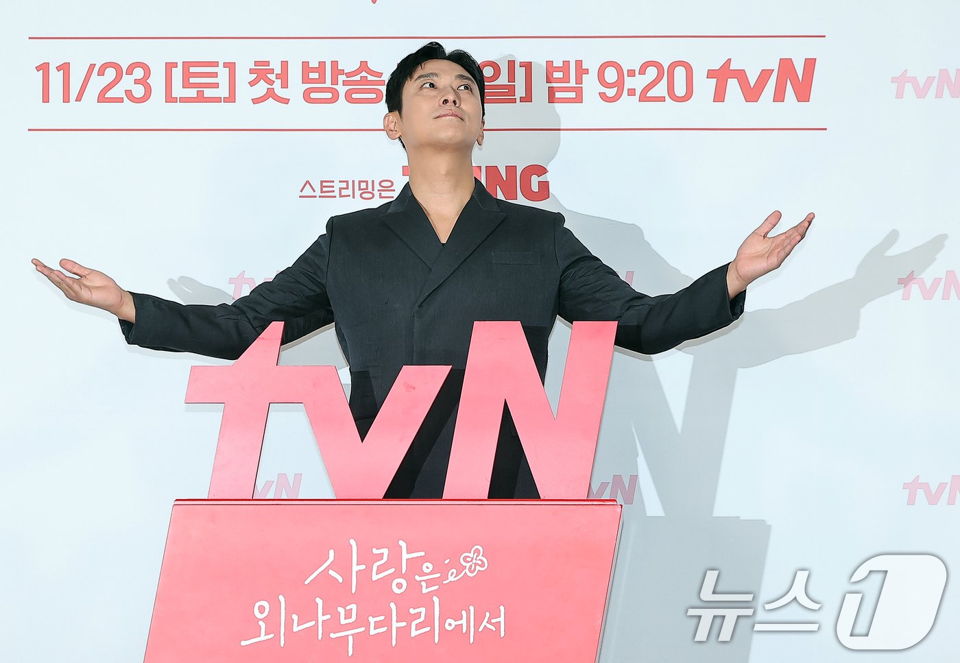 본문 이미지 - 배우 주지훈이 18일 오후 서울 구로구 라마다신도림호텔에서 열린 tvN 새 토일드라마 ‘사랑은 외나무다리에서’ 제작발표회에 참석해 포즈를 취하고 있다. ‘사랑은 외나무다리에서’는 원수의 집안에서 같은 날 같은 이름으로 태어난 남자 석지원과 여자 윤지원이 열여덟의 여름 아픈 이별 후, 18년 만에 재회한 철천지원수들의 전쟁 같은 로맨스를 그린 드라마로 오는 23일 밤 9시 20분에 첫 방송된다. 2024.11.18/뉴스1 ⓒ News1 김진환 기자