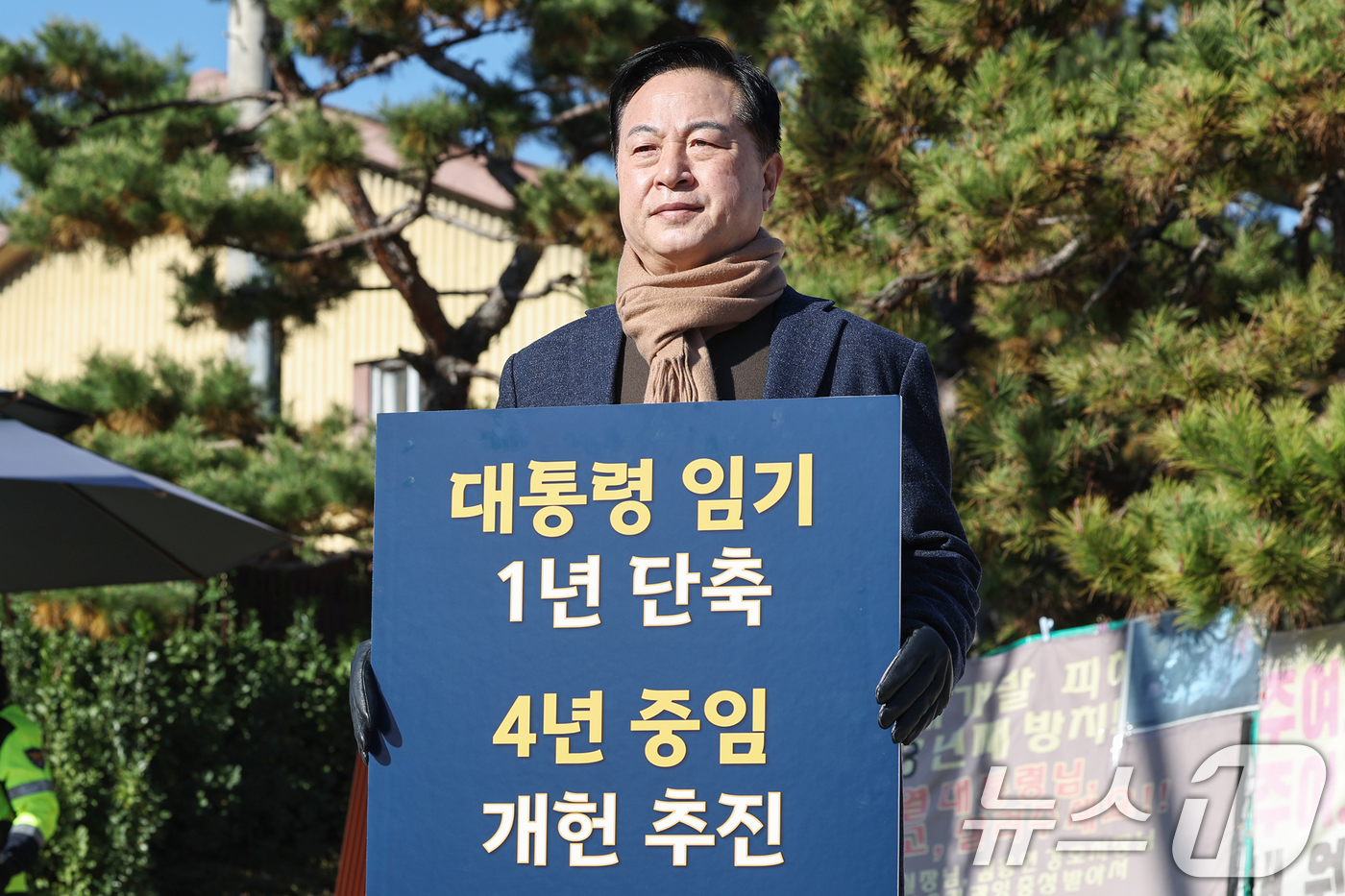 (서울=뉴스1) 민경석 기자 = 김두관 전 더불어민주당 의원이 18일 오후 서울 용산구 대통령실 앞에서 대통령 임기단축과 개헌추진 등을 촉구하는 1인 시위를 하고 있다. 2024. …