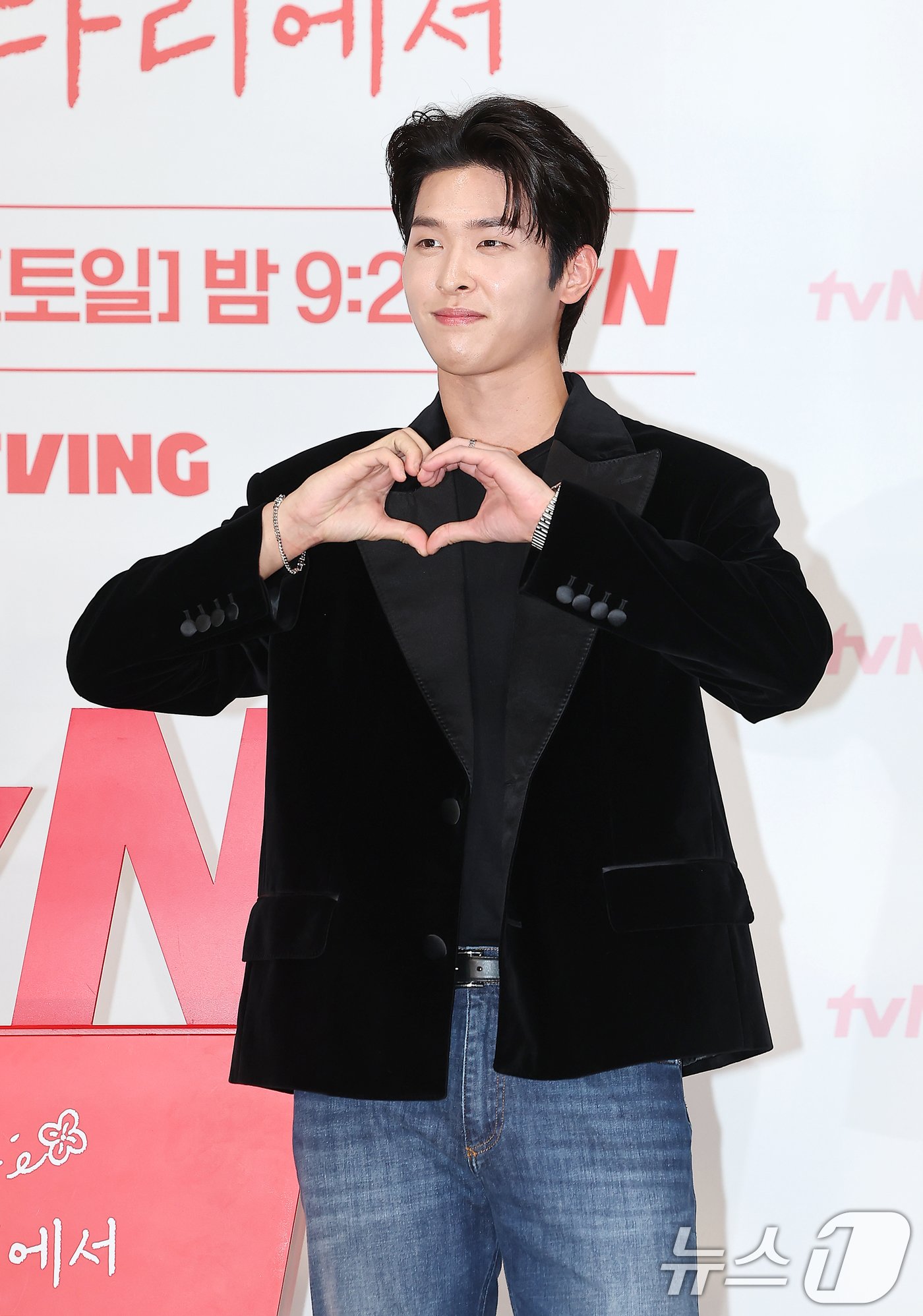 본문 이미지 - 배우 이시우가 18일 오후 서울 구로구 라마다신도림호텔에서 열린 tvN 새 토일드라마 ‘사랑은 외나무다리에서’ 제작발표회에 참석해 포즈를 취하고 있다. ‘사랑은 외나무다리에서’는 원수의 집안에서 같은 날 같은 이름으로 태어난 남자 석지원과 여자 윤지원이 열여덟의 여름 아픈 이별 후, 18년 만에 재회한 철천지원수들의 전쟁 같은 로맨스를 그린 드라마로 오는 23일 밤 9시 20분에 첫 방송된다. 2024.11.18/뉴스1 ⓒ News1 김진환 기자